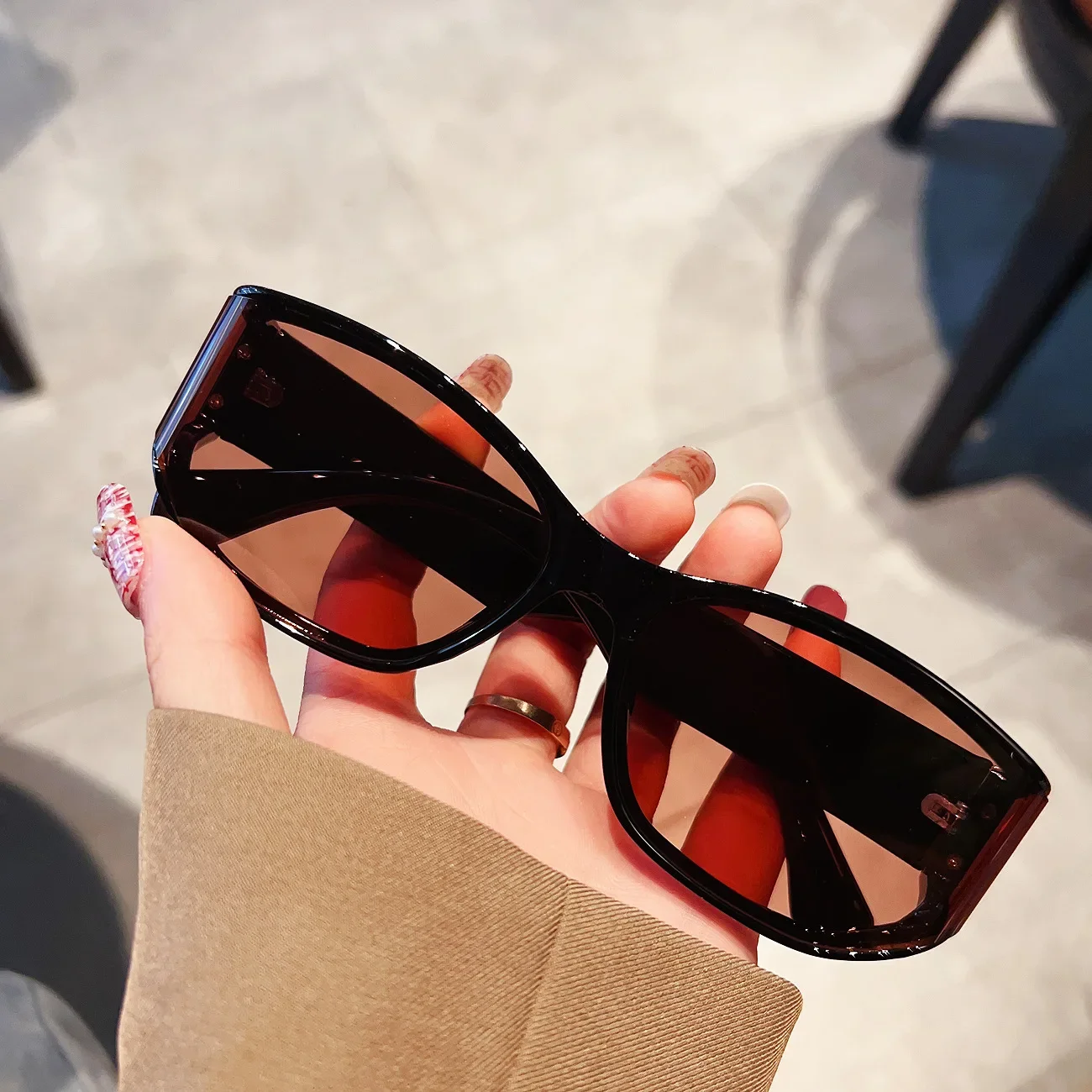 Fashion Vintage Irregular Curved Surface Sunglasses Women For Men Sun Glasses Luxury Brand Designer Punk Popular Rivet Eyewear