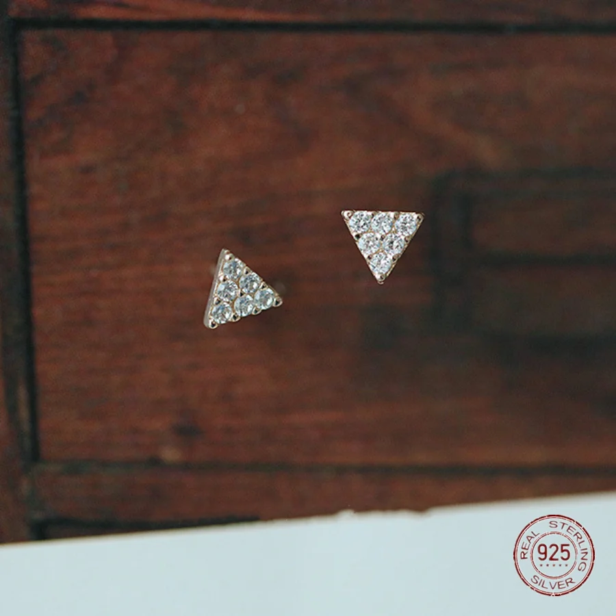 Boucles d'oreilles triangle géométrique en argent regardé 925 pour femmes, goujon simple, mini incrustation de vis, cadeau de bijoux de bureau pour filles