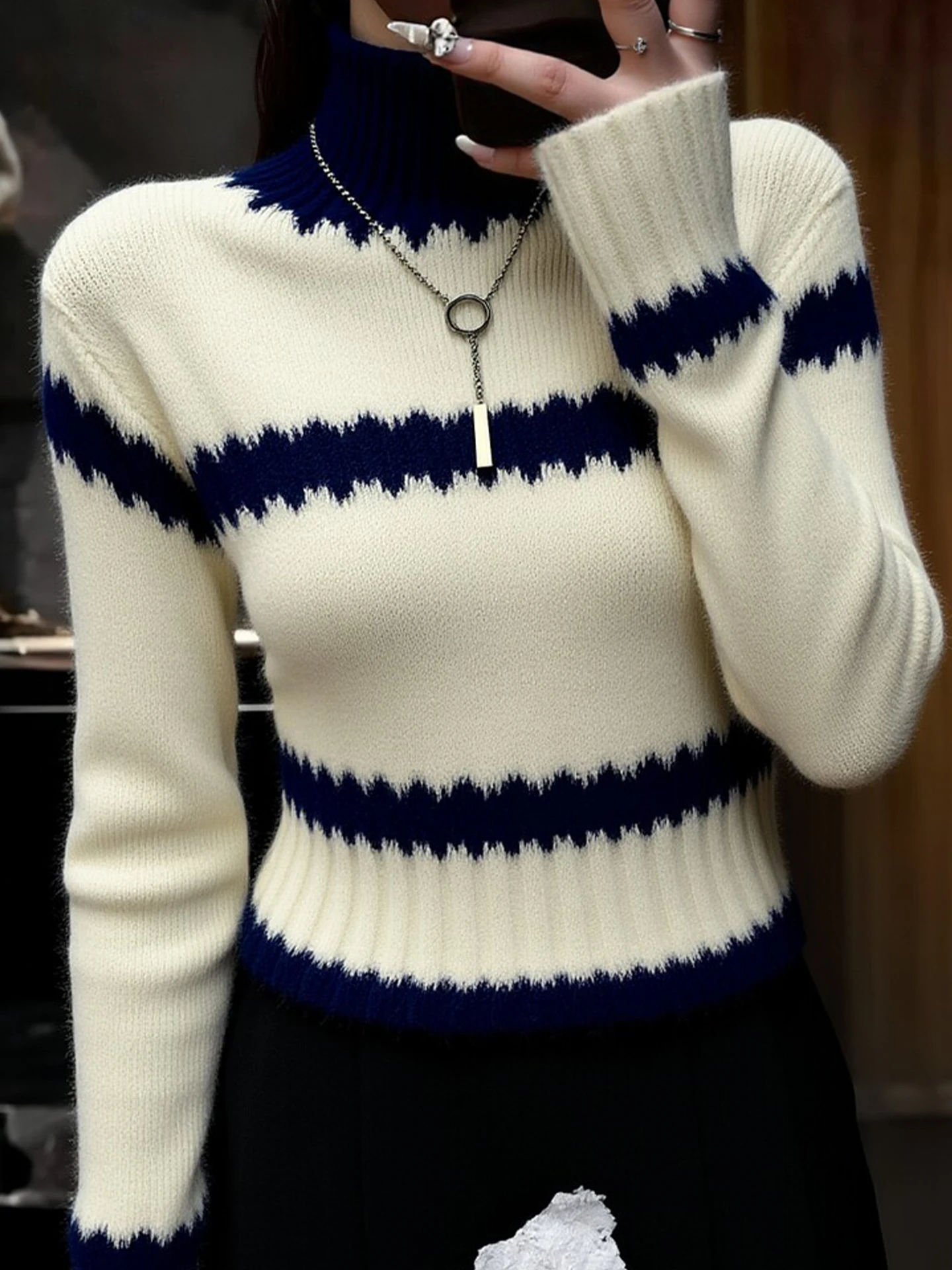 

Утепленный вязаный свитер с длинными рукавами и высоким воротником, стильный дизайн для повседневной носки, модная женская зимняя одежда