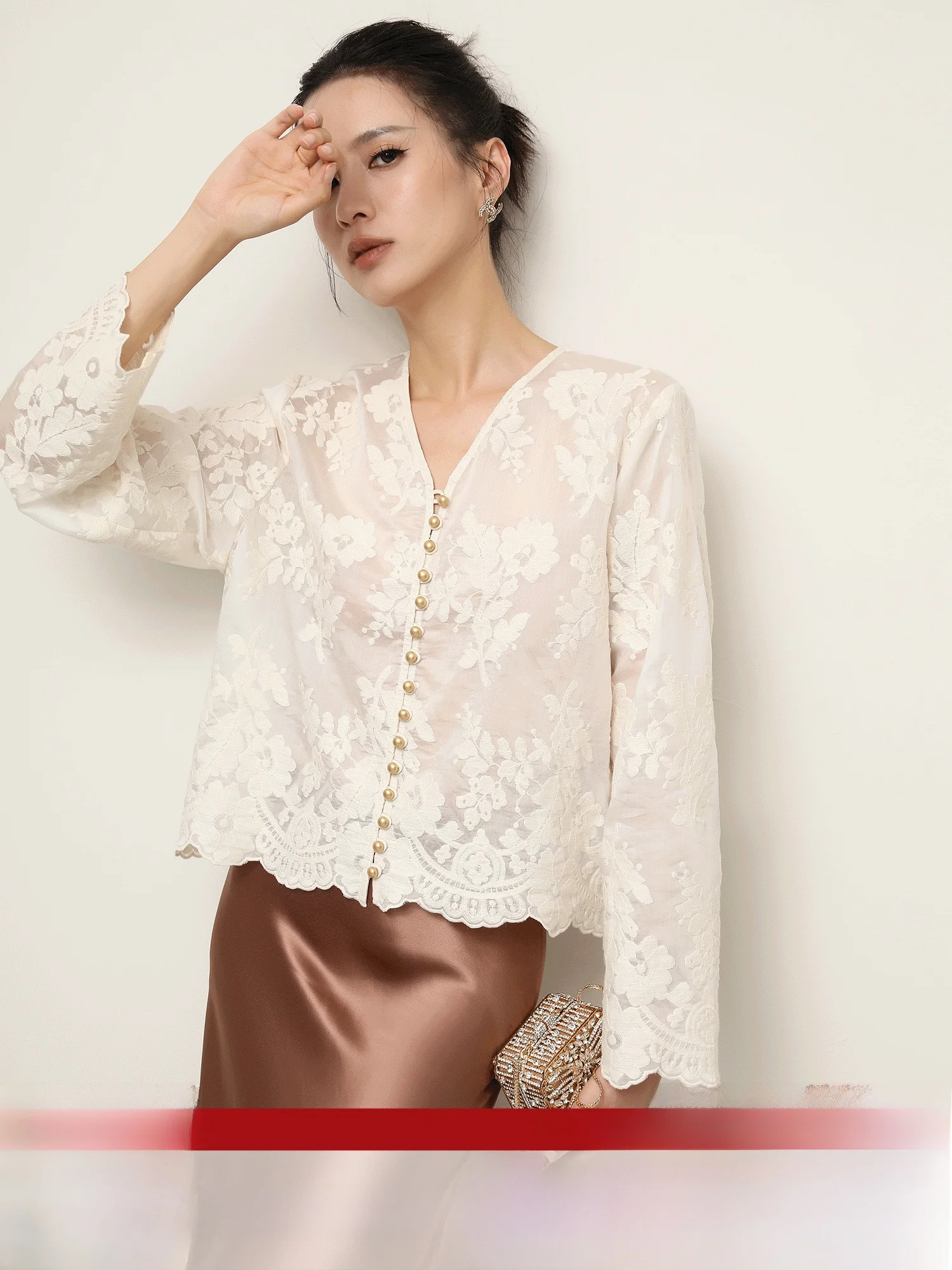 

Новая китайская вышитая блузка Prumeng XUS с длинным рукавом для женщин, на раннюю осень, для работы, с высоким кружевным воротником, V-образный вырез, женская, для повседневной носки