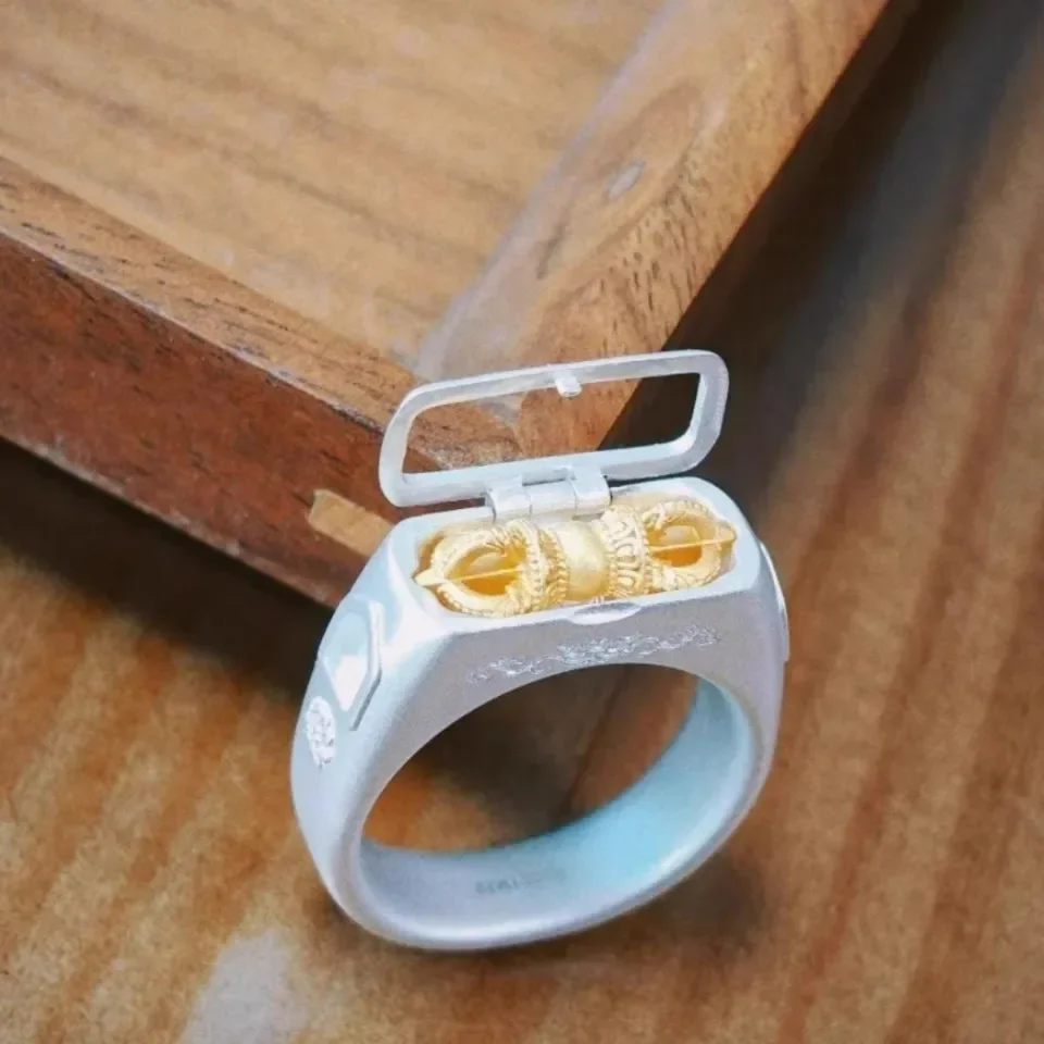Mini Vajra Ring Design, Luxury and High-end Retro Flip Cover, Removable Lucky Ring