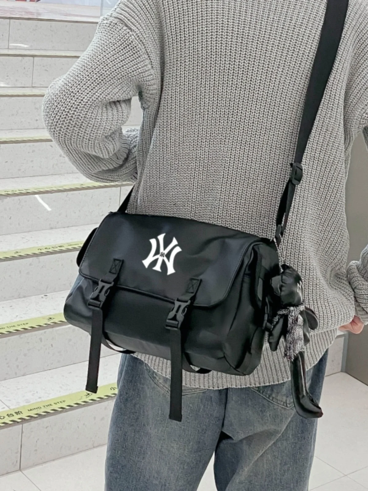 Casual Spor Crossbody Bag for Men And Women Travel Universal Messenger Bag Trendy Nylon Fabric Large Size Zipper Closure