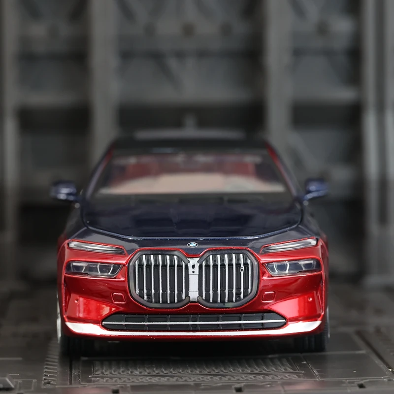 CCA 1: 24 simulation BMW I7 G70 alloy car model, doors and engine hood, trunk can be opened has sound and lighting functions