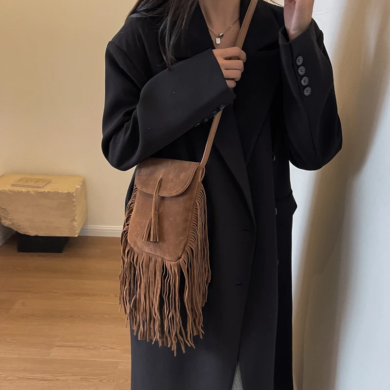 حقائب كتف صغيرة من جلد البولي يوريثان بتصميم Leftside للنساء 2025 حقيبة كروس جديدة بشراشيب للسيدات ​ حقائب اليد والمحافظ الفاخرة