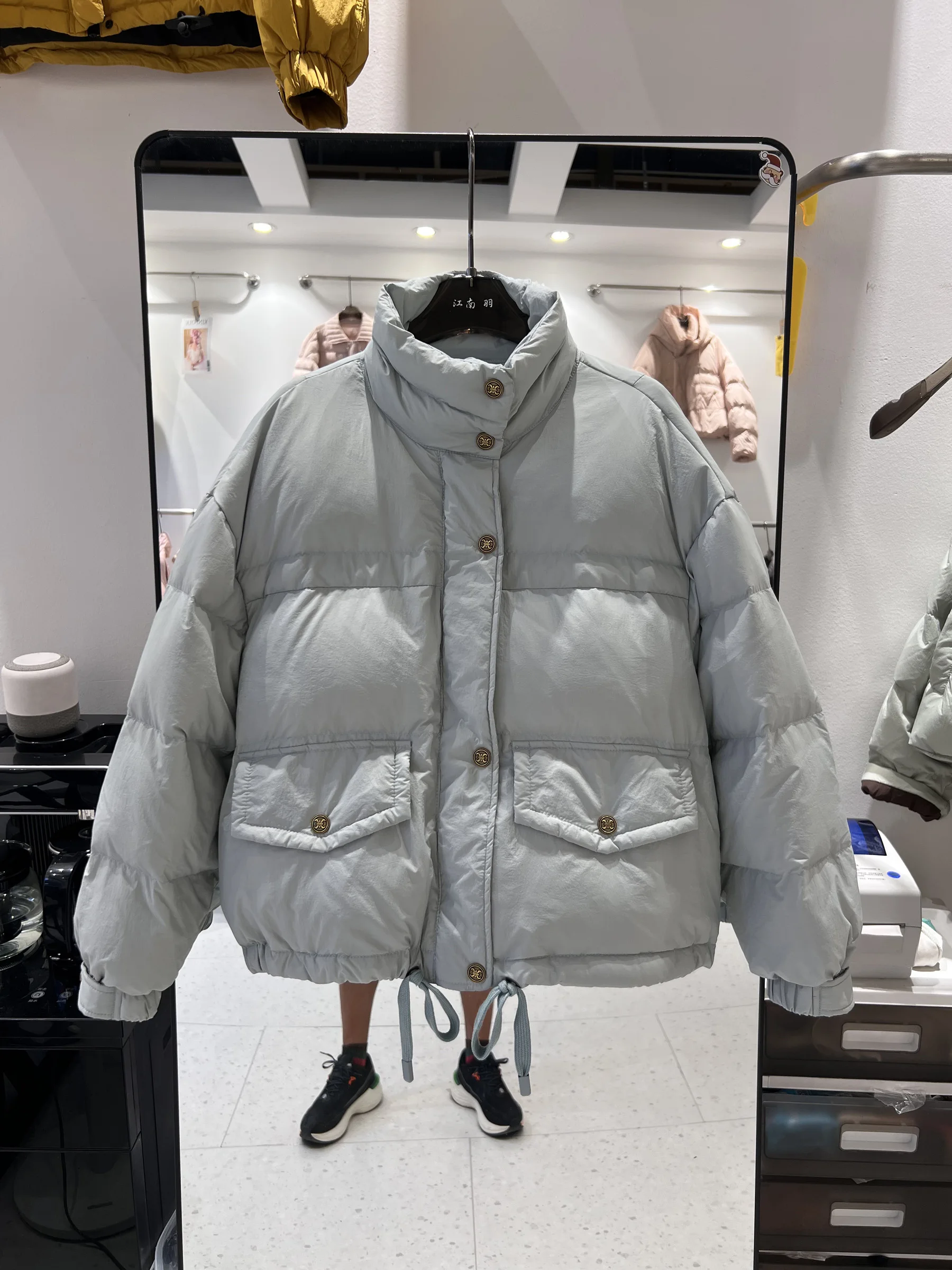 เสื้อแจ็คเก็ตพัฟเฟอร์ผู้หญิง รุ่นใหม่ ปี 2025 สไตล์เกาหลี คอตั้ง กระดุมทองเล็ก สีขาว บุขนเป็ด อุ่น ทันสมัย