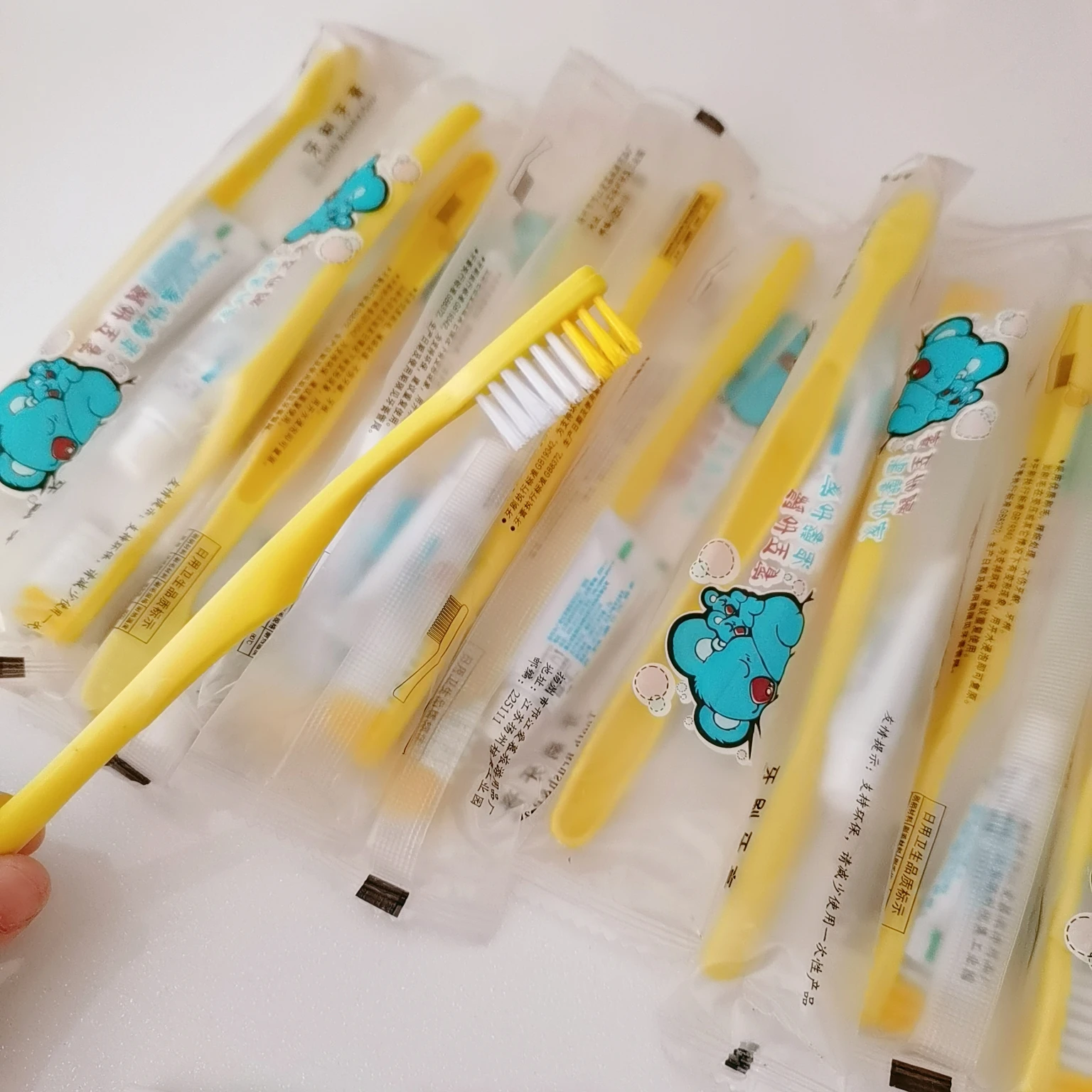 Free Shipping Common Yellow Hotel Supplies Travel Dental Disposable Toothbrush and Toothpaste Kit