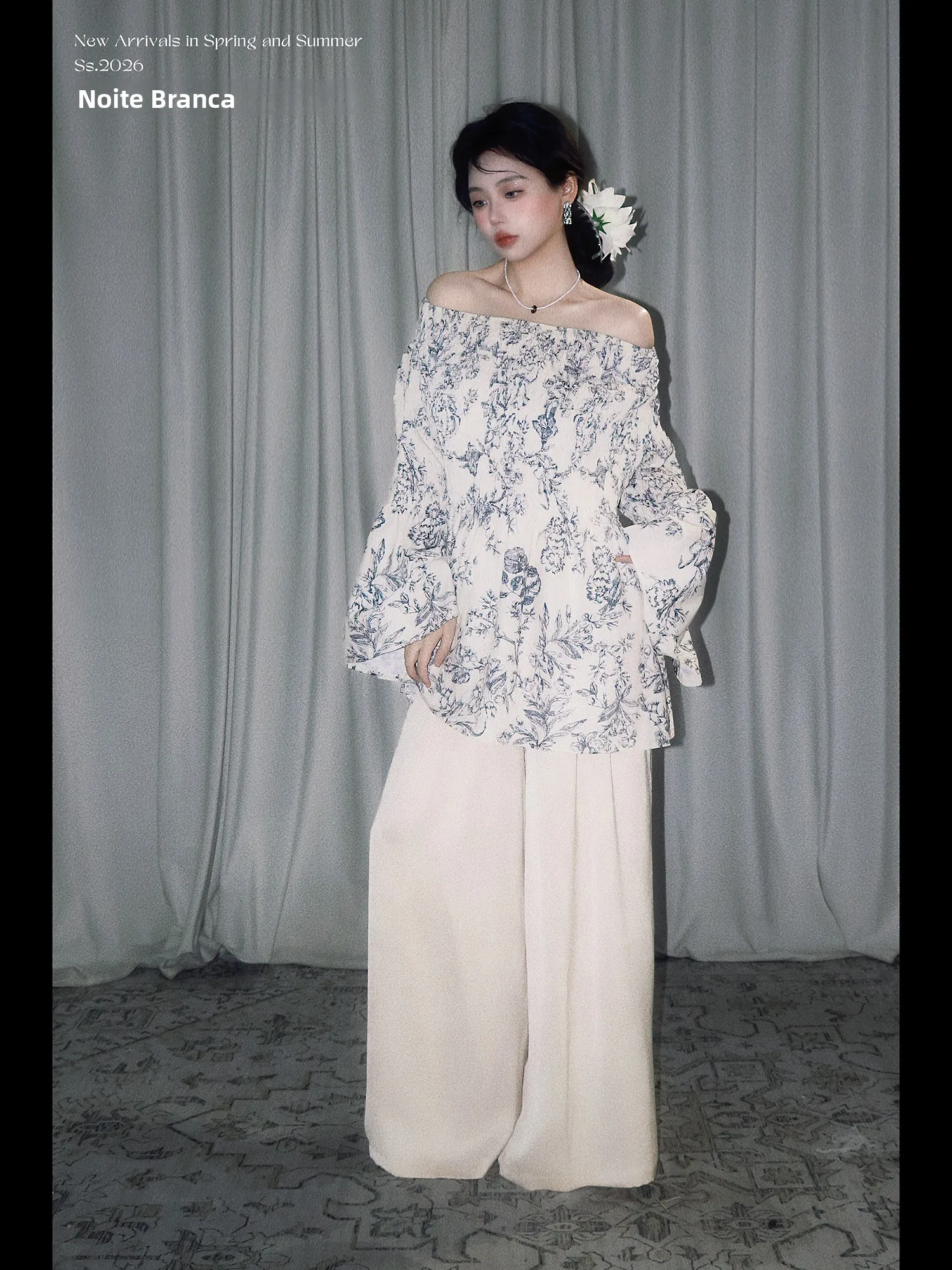 chemisier-femme-a-manches-longues-imprime-porcelaine-bleue-et-blanche-design-asymetrique-a-une-epaule-taille-cintree-mode-decontractee-printemps-2026