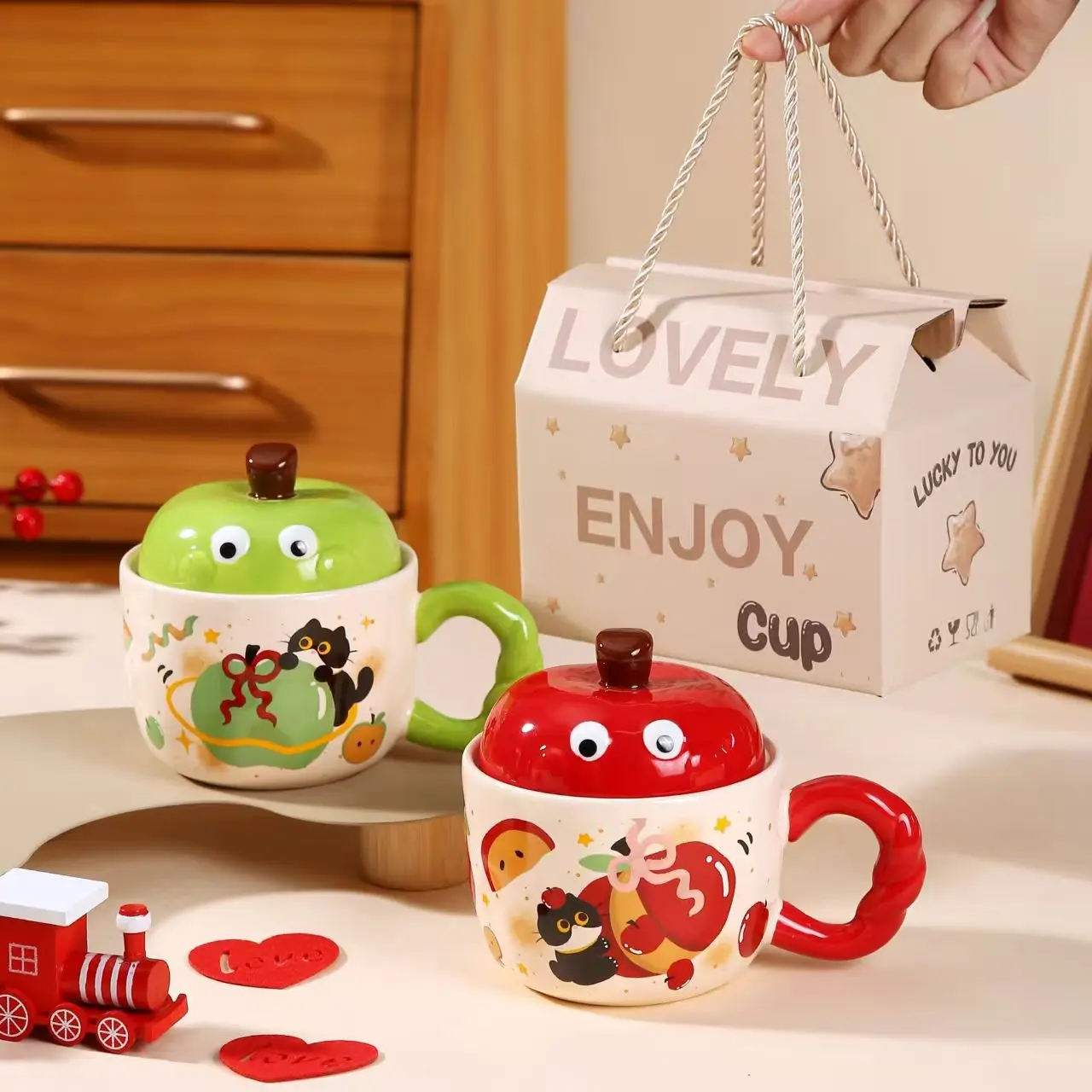 

3D Apple Mug, Creative Cat Ceramic Cup with Lid, High-value Breakfast Cup Souvenir Christmas Gift Drinkware