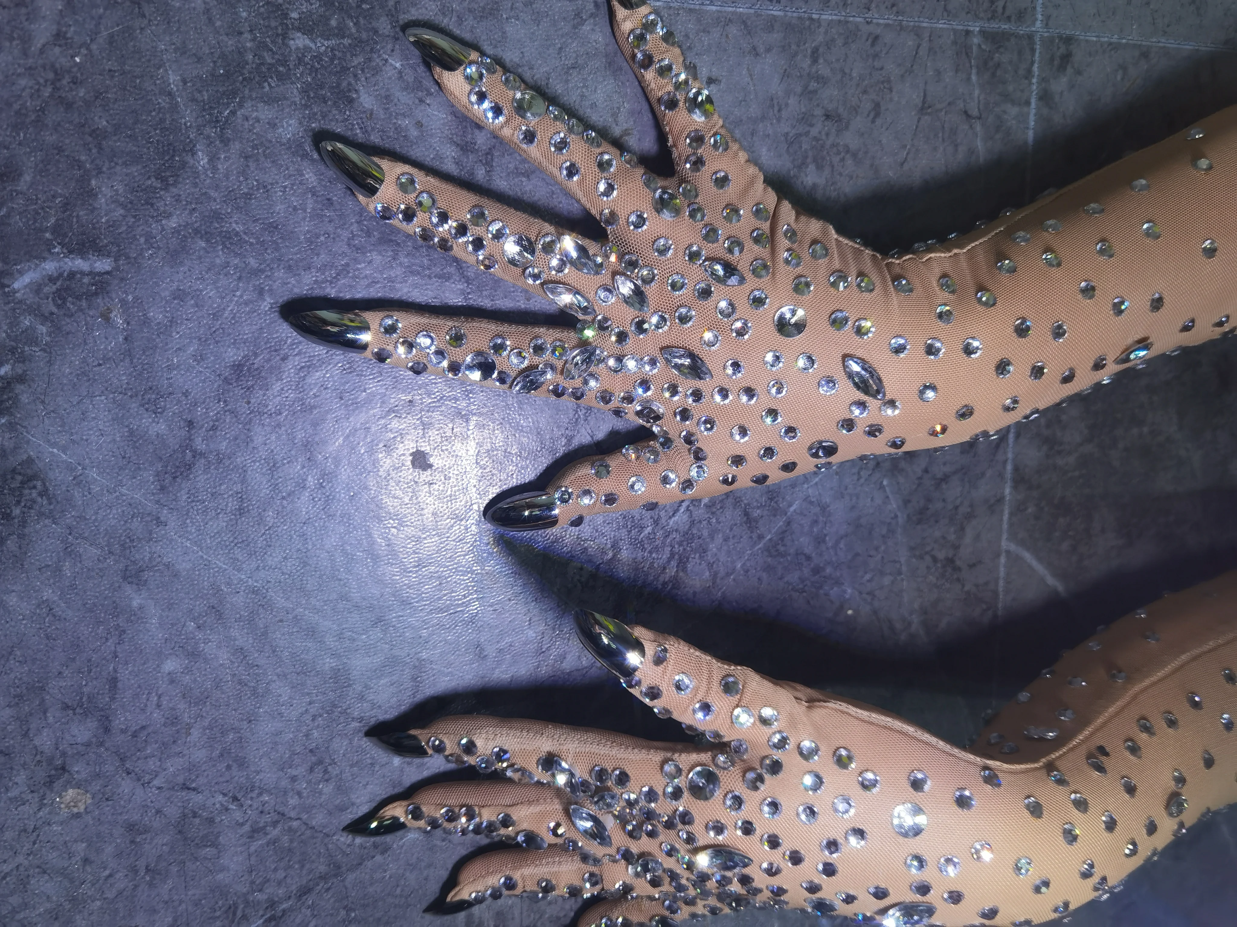 أزياء المسرح النسائية، ترتدي أزياء العطلات، ملابس رائعة، ألوان حمراء وبيضاء