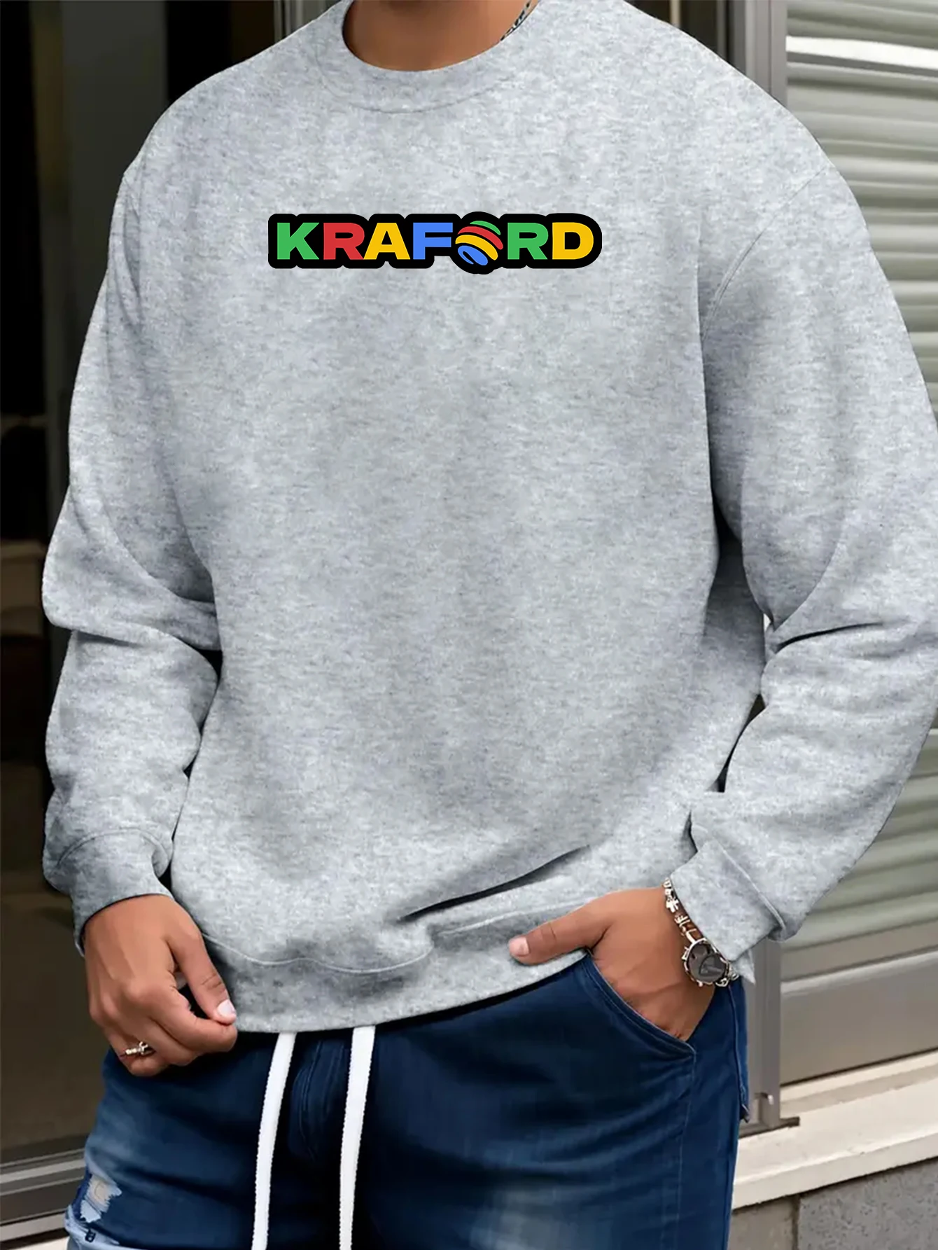 

Мужской зеленый свитер большого размера с круглым вырезом и разноцветным ретро-принтом KRAFORD — мягкий свободный пуловер с длинными рукавами