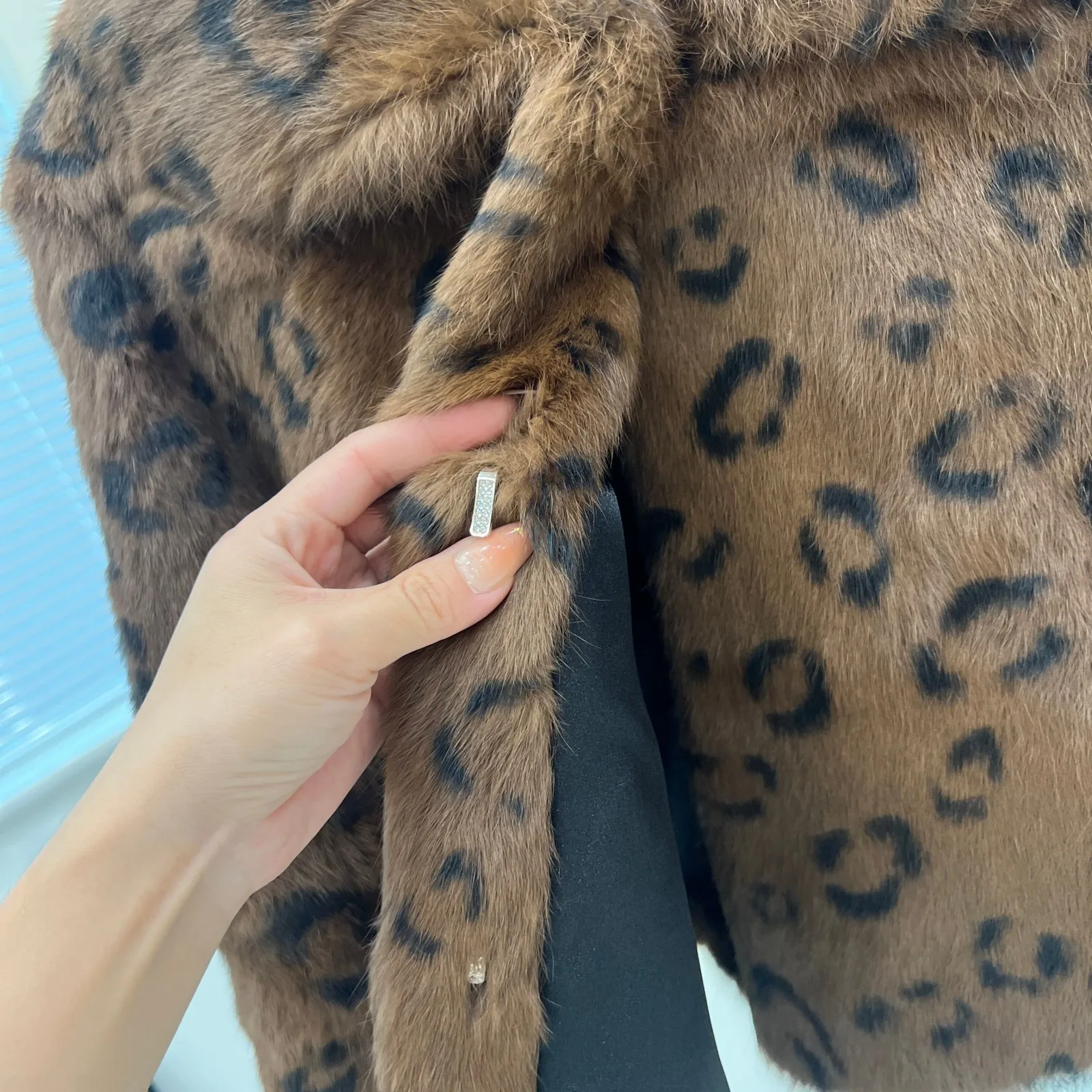 Luxuriöser Echtkaninchenfellmantel für Damen, Braun mit Leopardenmuster, Winter-Warmjacke aus Naturfell, Modischer Outdoor-Kurzmantel, Dick und Flauschig – Detail 15