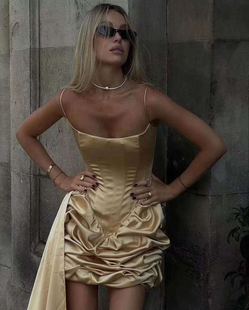 Impressionante cetim ouro vestidos de festa à noite fora do ombro babados longo sobreposição baile formal vestido sem costas sexy assimétrico