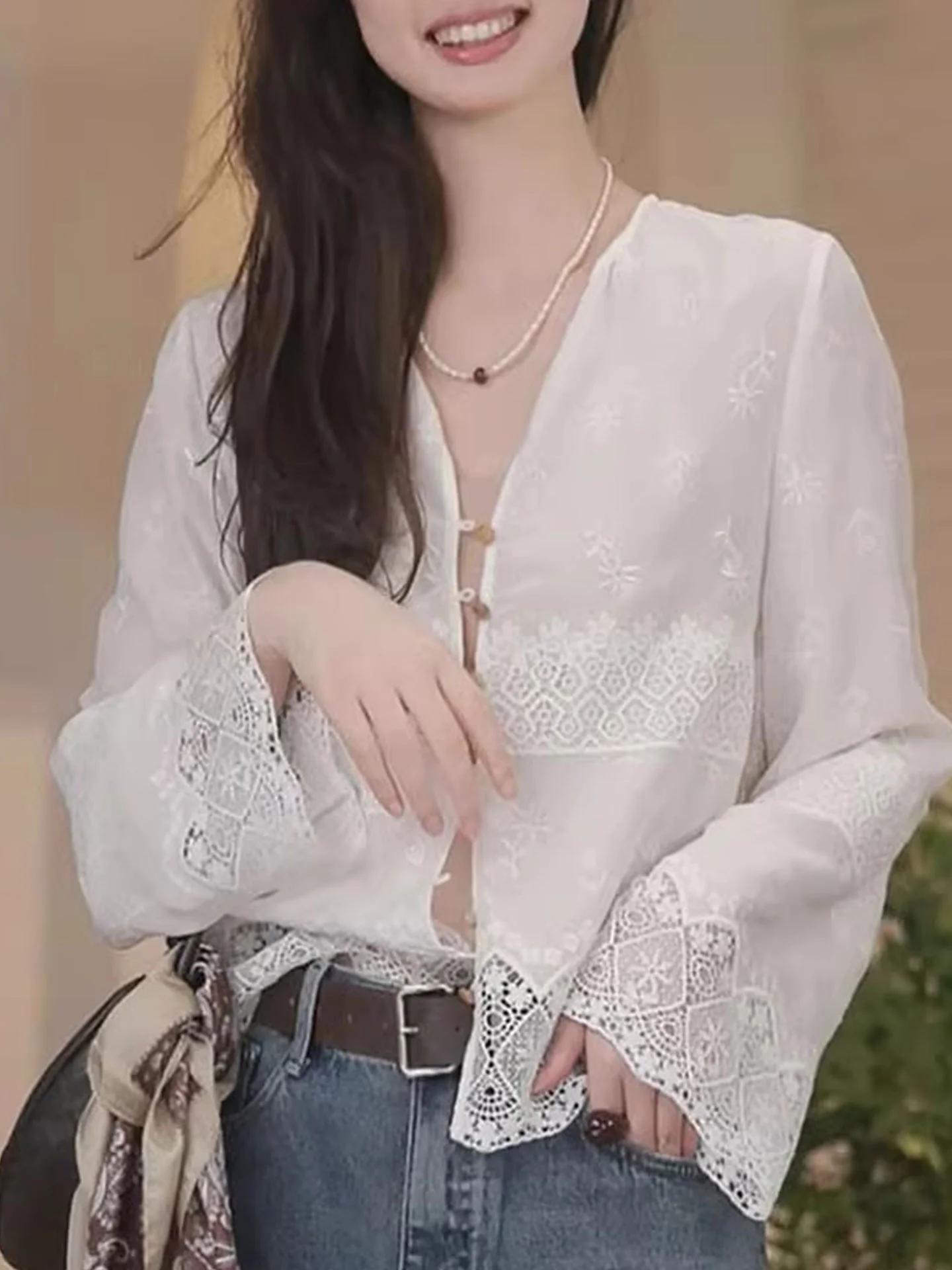 

Женская летняя блузка из шифона с кружевными вставками, длинными рукавами, вышивкой и одной пуговицей в европейском стиле