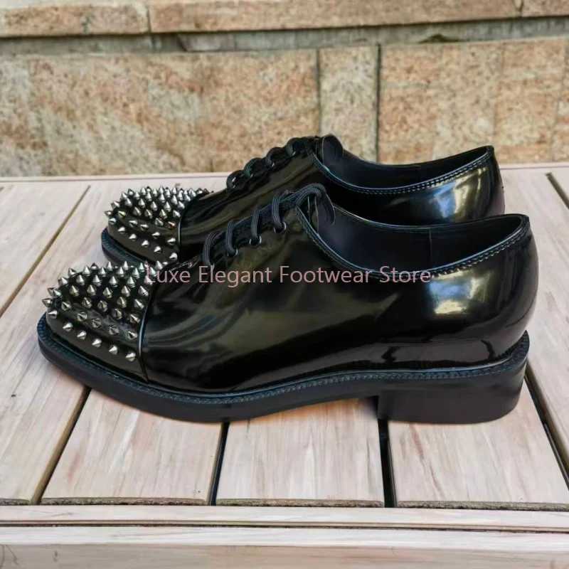 

Black Rivet Patent Leather Lace Up Oxford Shoes Men Cross Strap Low Heels Dress Shoes Luxury Fashion Party Wedding Formal Shoes