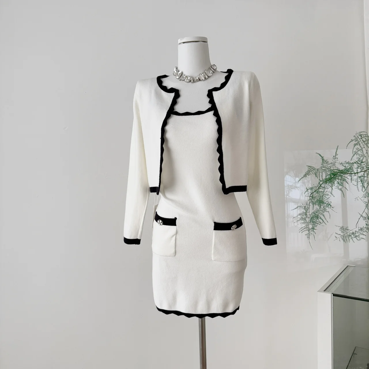 

2025 женский черный, белый цвет с контрастной отделкой, сексуальное, но милое тонкое платье и кардиган, комплект с карманом на пуговицах, комплект из 2 предметов, женский