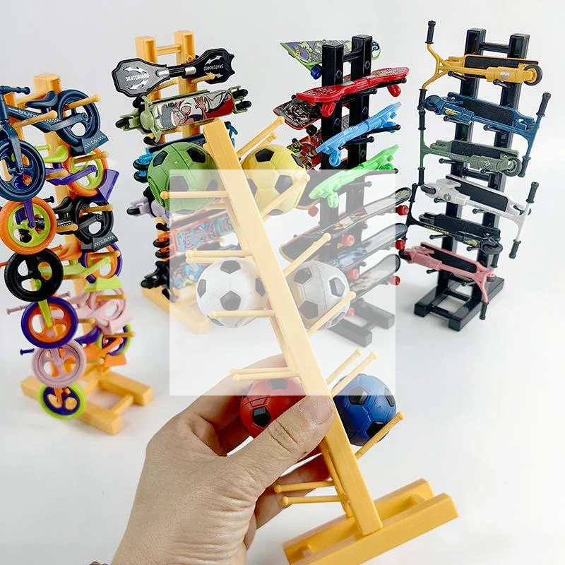 

Простая пластиковая подставка для демонстрации: набор игрушек (детский фингерборд, баланс-байк, футбольный мяч) и многофункциональный органайзер для хранения