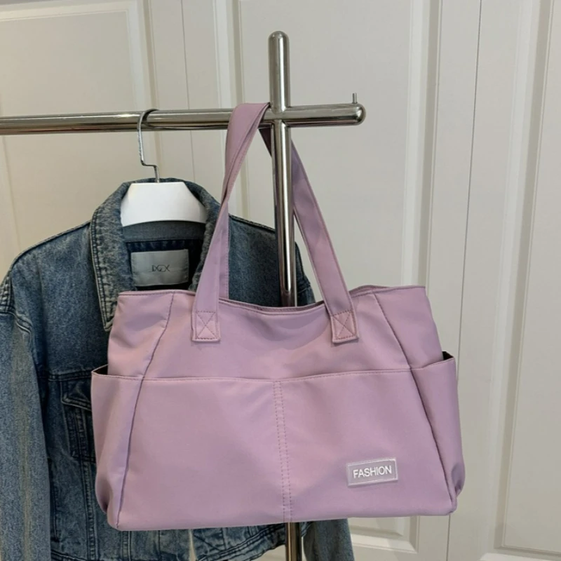 

Новая сумка большой вместимости с верхней ручкой. Прочная легкая нейлоновая сумка для работы. Текстура сумки на плечо. Простая и универсальная сумка для поездок на работу.