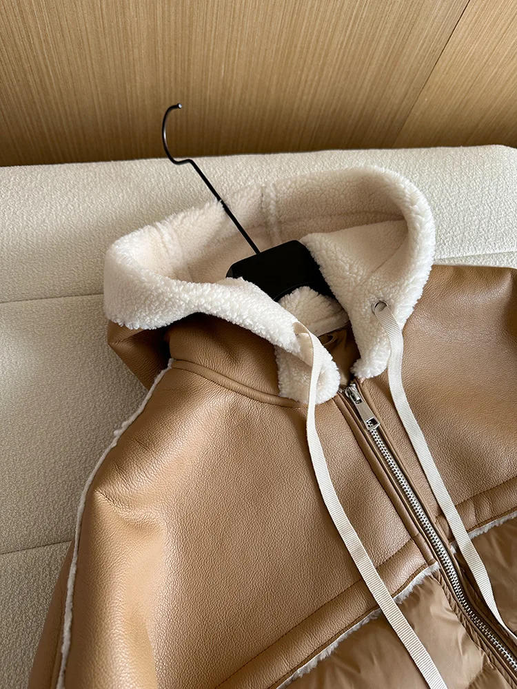 Jaket Musim Dingin PU Splicing Untuk Wanita Bulu Domba Imitasi Hangat Tebal Berkerudung Mantel Fashion High Street Bulu Angsa Putih