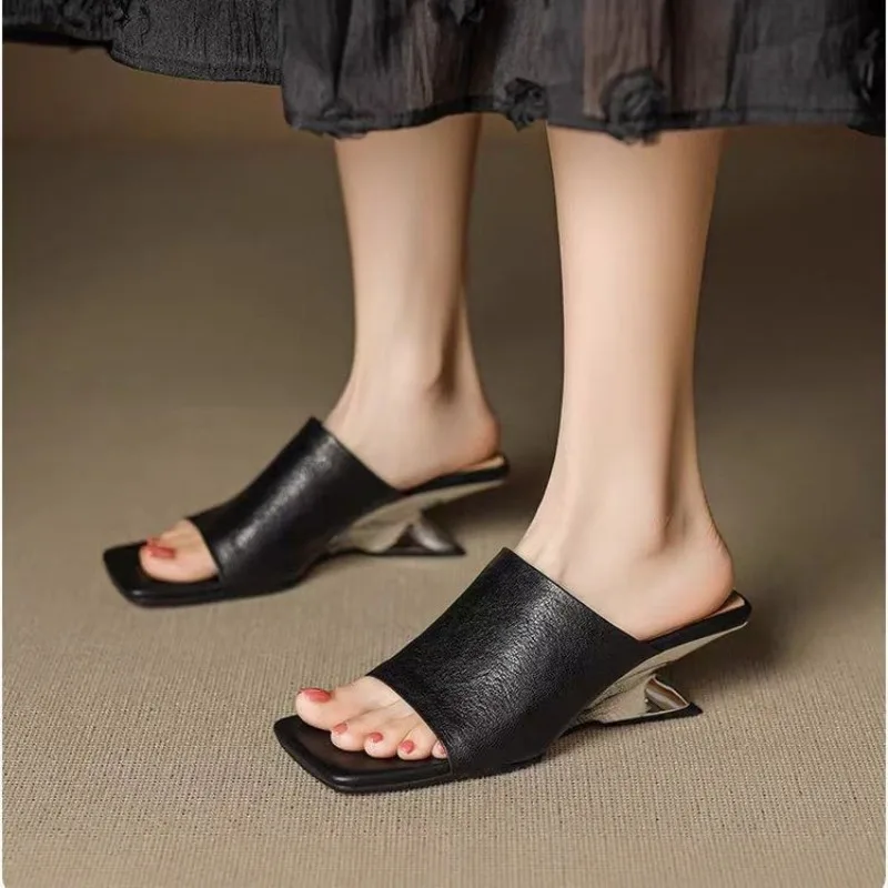 

Новинка 2024, женские тапочки из мягкой кожи ручной работы, летние новые модные темпераментные сандалии с квадратным носком в стиле ретро Женские Сандалии