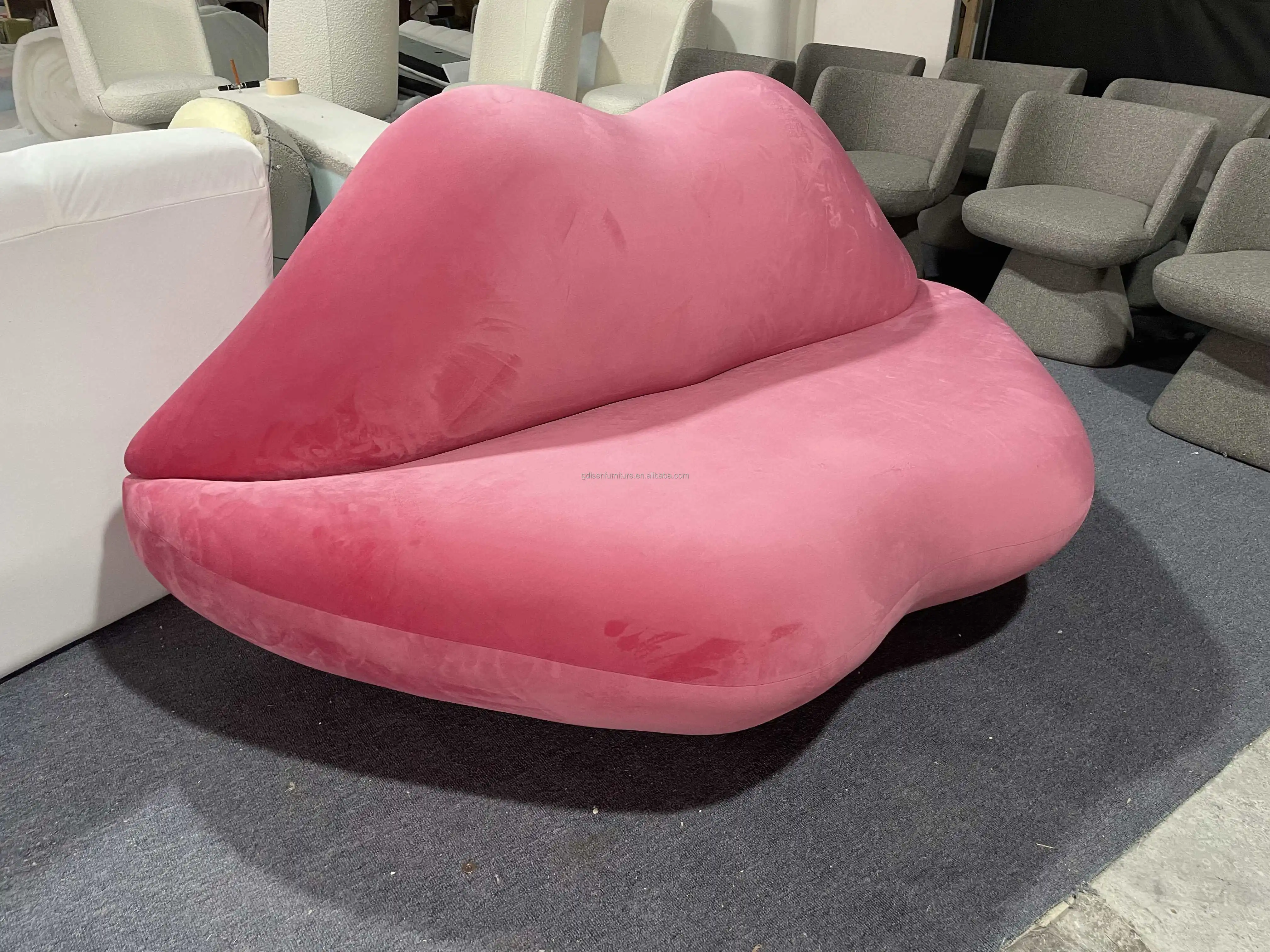Iconic red lip sofa, luxury velvet fabric sofa, post-modern pop art style casual sofa, suitable for fashion boutique studio