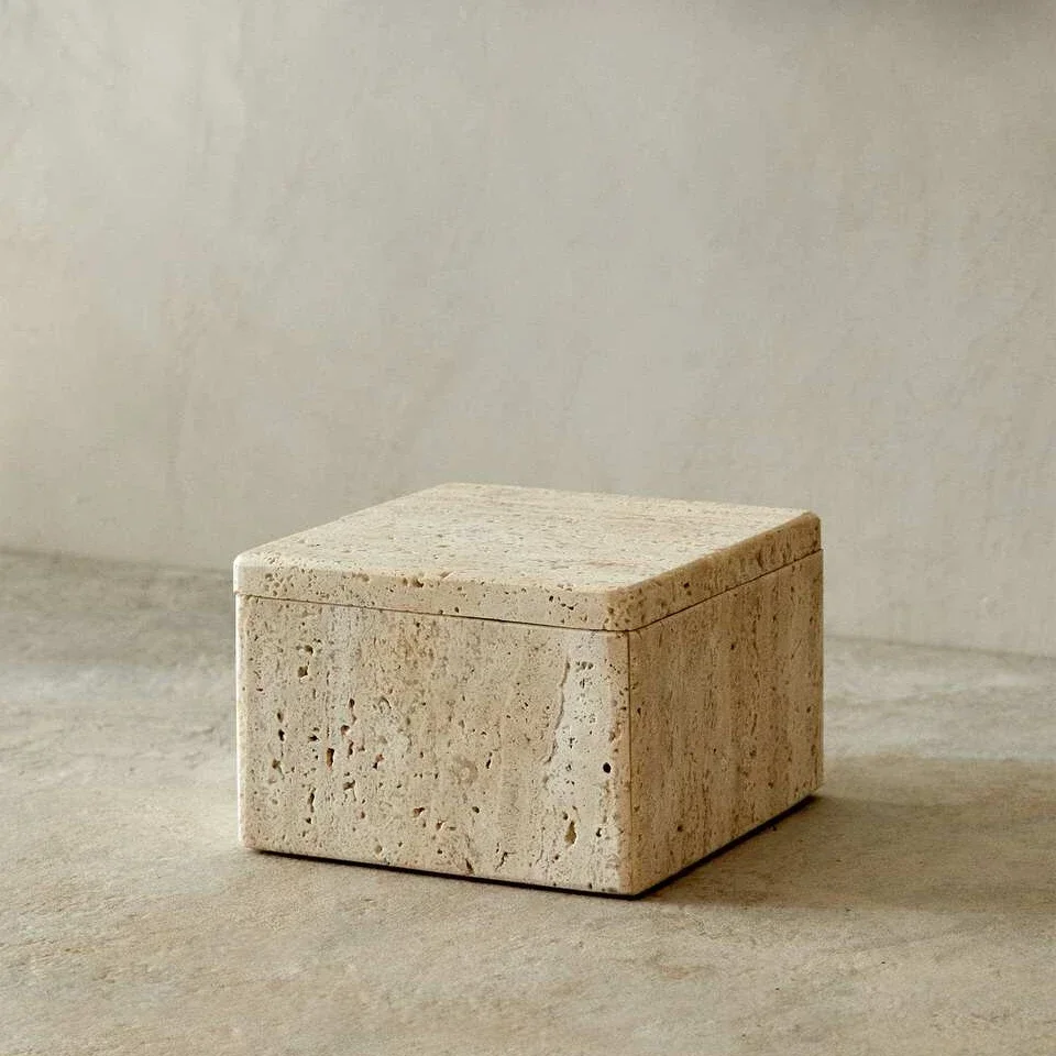 Małe kwadratowe pudełko/słoik do przechowywania drobiazgów z marmuru, 12x12x8cm, z pokrywką, żółty trawertyn.