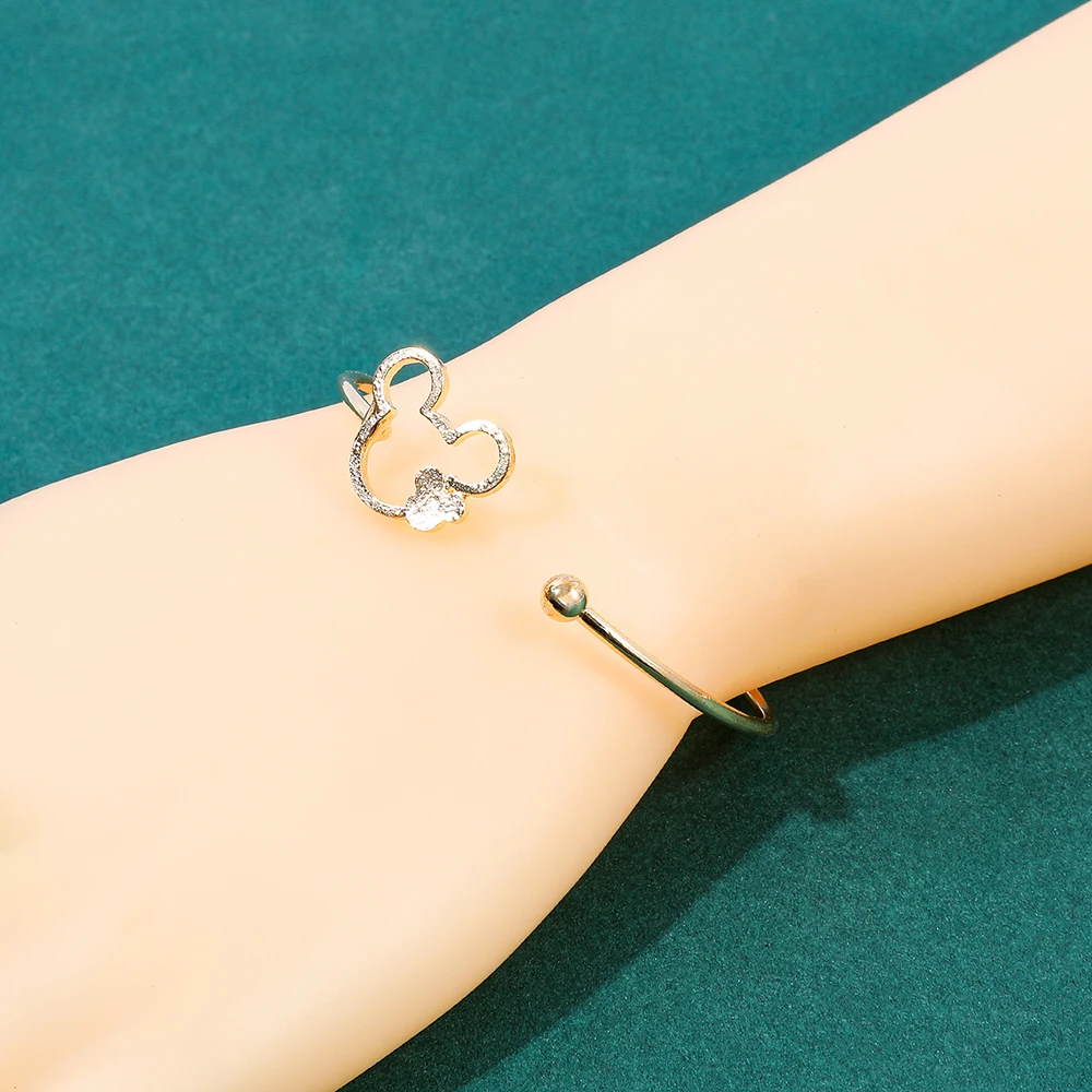 Figurine de dessin animé classique Mickey Mouse, ornement de mode, accessoire de charme, jouet Unique, cadeau pour amis