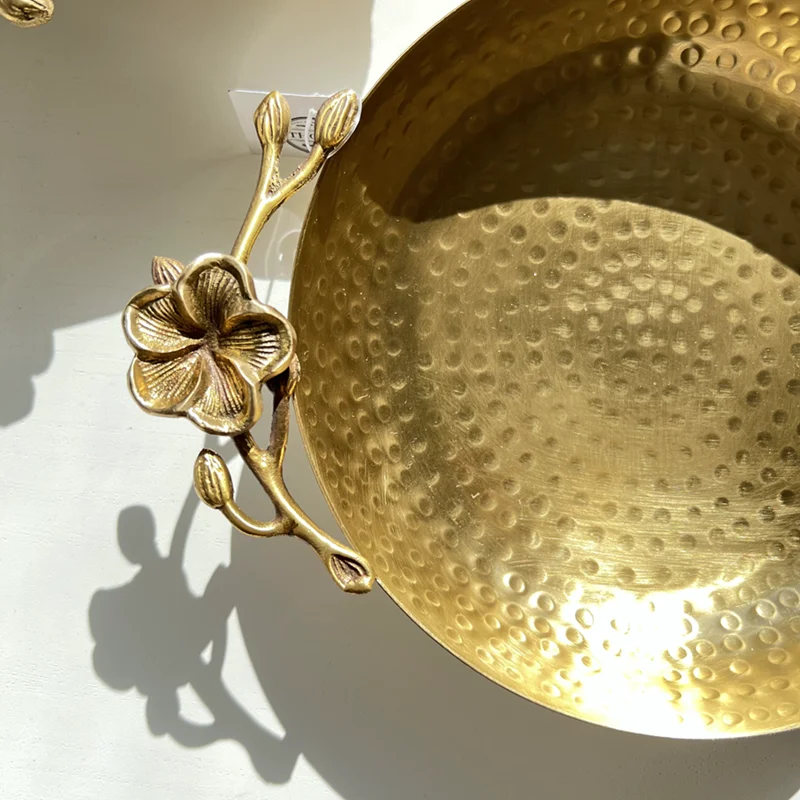 Retro plum blossom hand hammer pattern tray, entrance key, jewelry storage tray, new Chinese light luxury ornament