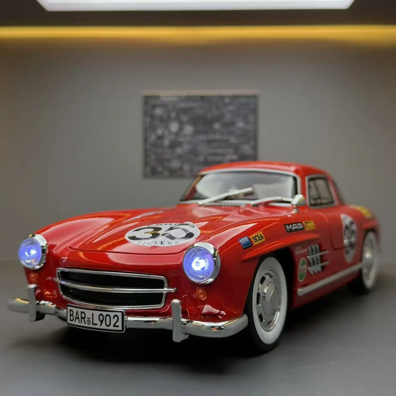 

1:18 300SL Vintage Car Simulation Alloy Car Model Sound and Light Children's Toy Collectibles Birthday Gift
