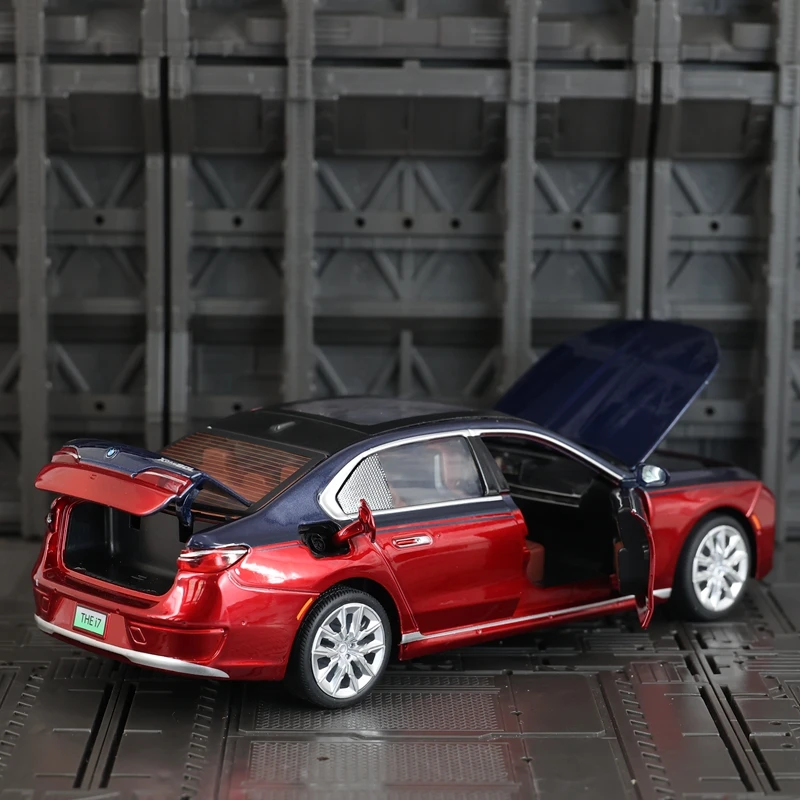 CCA 1:24 simulation BMW I7 G70 alloy car model, doors and engine hood, trunk can be opened has sound and lighting functions