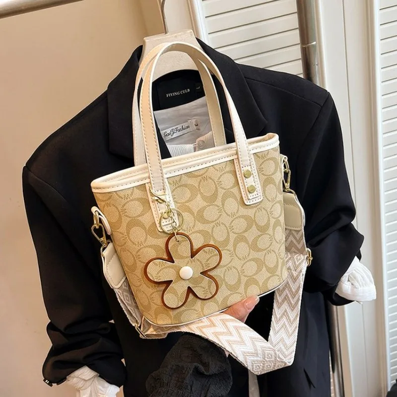 

Luxury High-End Minimalist Tote Bag For Women With Vintage Messenger Design And Large Capacity Business