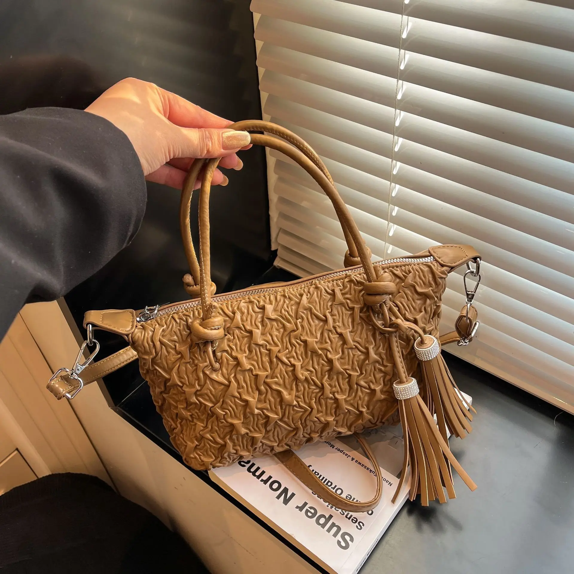 

Ретро-сумка-хобо 2026 для женщин, текстурированная замшевая сумка через плечо со съемной цепочкой, незаменимая вещь для поездок на работу и выходных