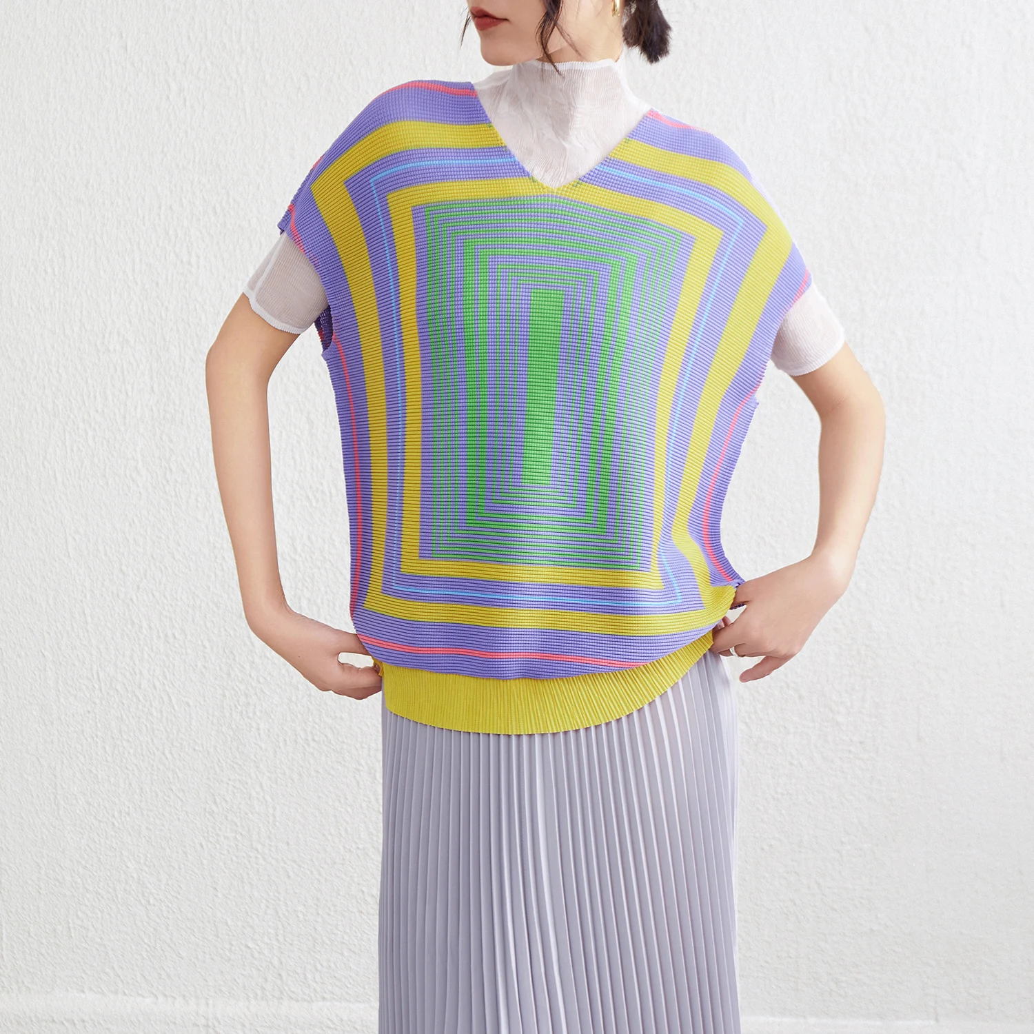 2025, Sommer, neues Miyake-Stil, kariertes T-Shirt für Damen, lässiges Plissee-Shirt