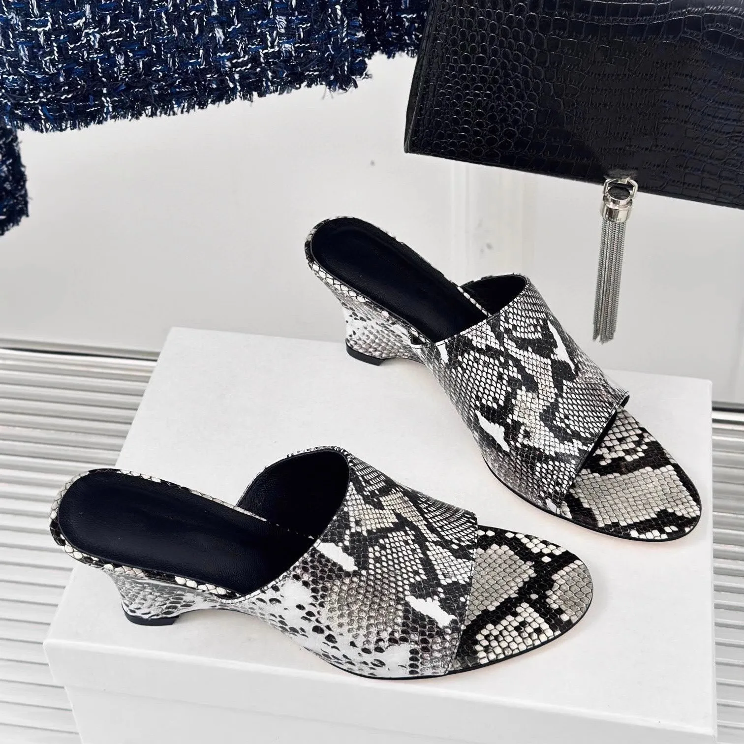 

Genuine Leather Coarse Heel Slippers with Simple and Fashionable Style, Versatile High Heels, Serpentine Pattern, One Word Cool