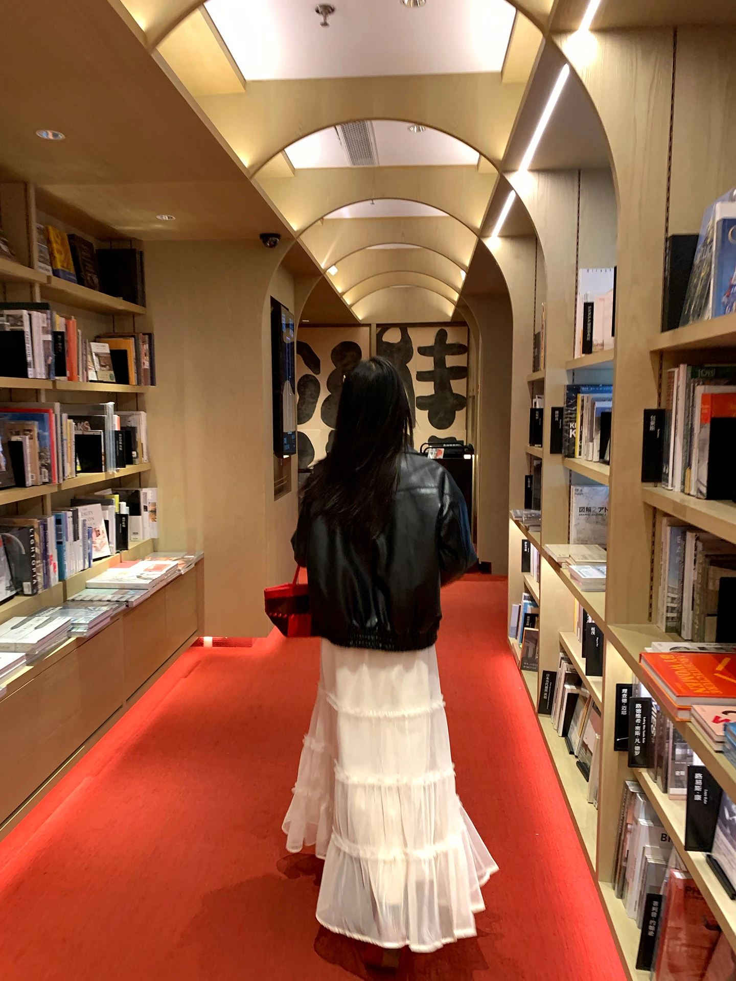 جاكيت دراجات نارية نسائي جديد 2025 من الجلد الصناعي بتصميم فضفاض وعصري مع بطانة قطنية دافئة وتفاصيل خشبية