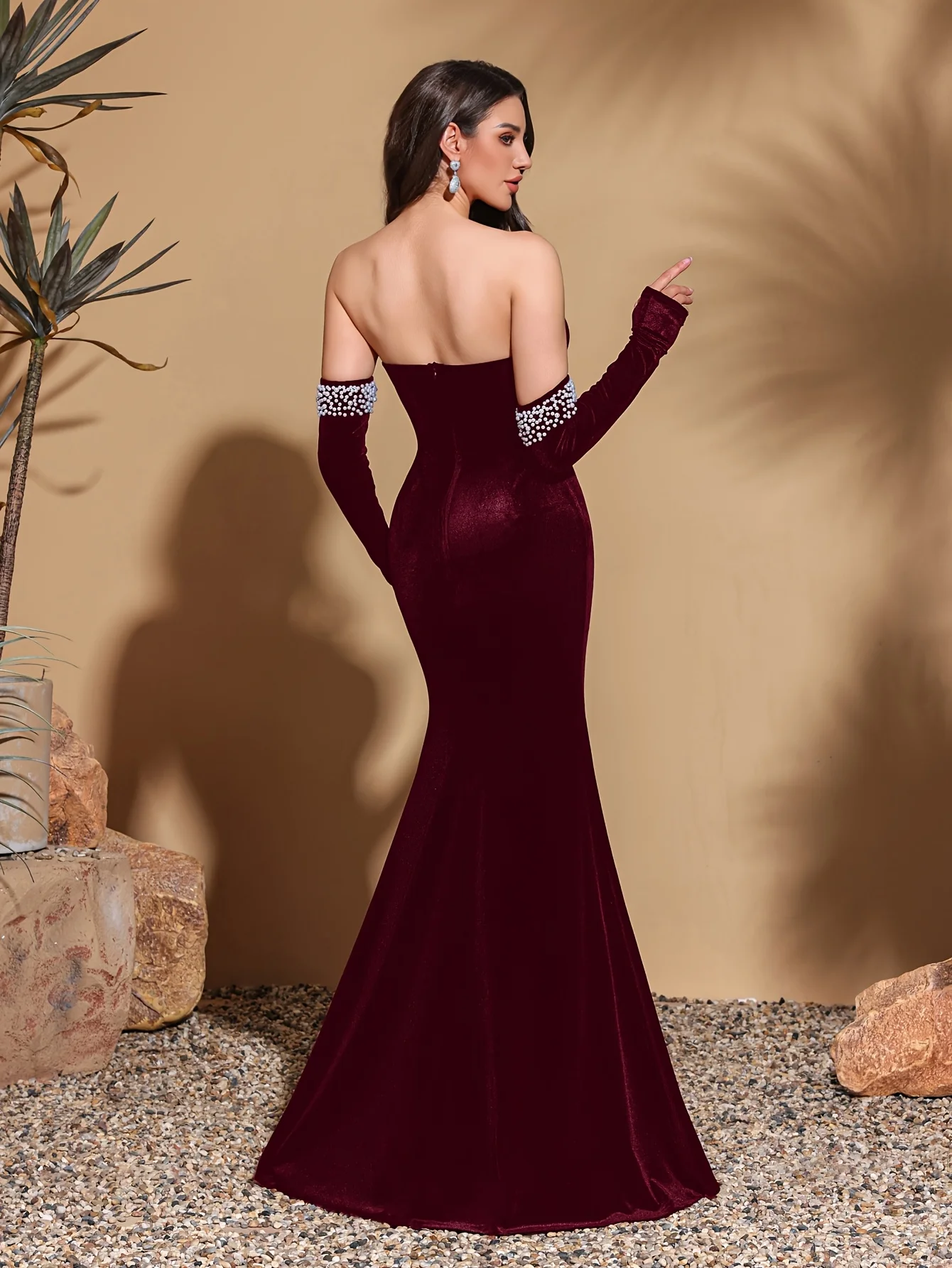 Vestido envoltório de quadril decorado com pérolas sem alças de veludo