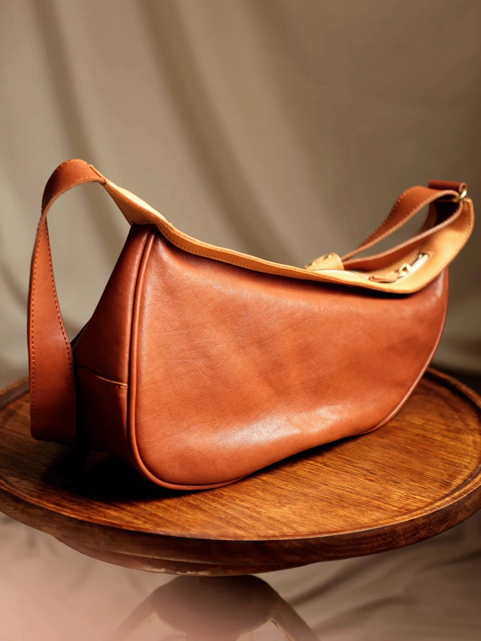 outdoor luxury designers handmade high-quality vegetable tanned cowhide men's chest bag genuine leather motorcycle crossbody bag