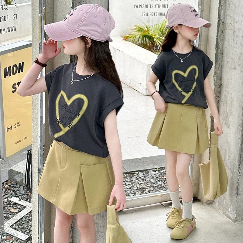 

Костюм для девочек, летняя футболка с короткими рукавами и принтом в виде сердечек, плиссированная мини-юбка с карманами, комплект из двух предметов, детская одежда