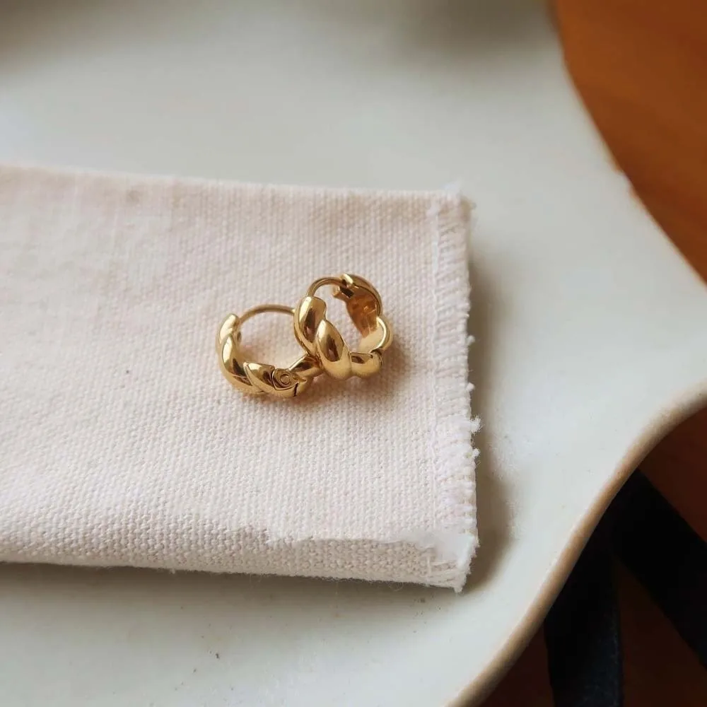 1 pair 18K PVD Gold Plated Twisted Mini Huggies High-Polished Texture Snap-Post Closure Minimalist Croissant Studs