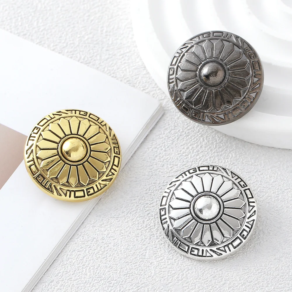 Retro Sun Patterned Circular Metal Brooch for Men's Suit Jacket, Decorative Buckle, Simple Relief Badge, Collar Pin Accessory