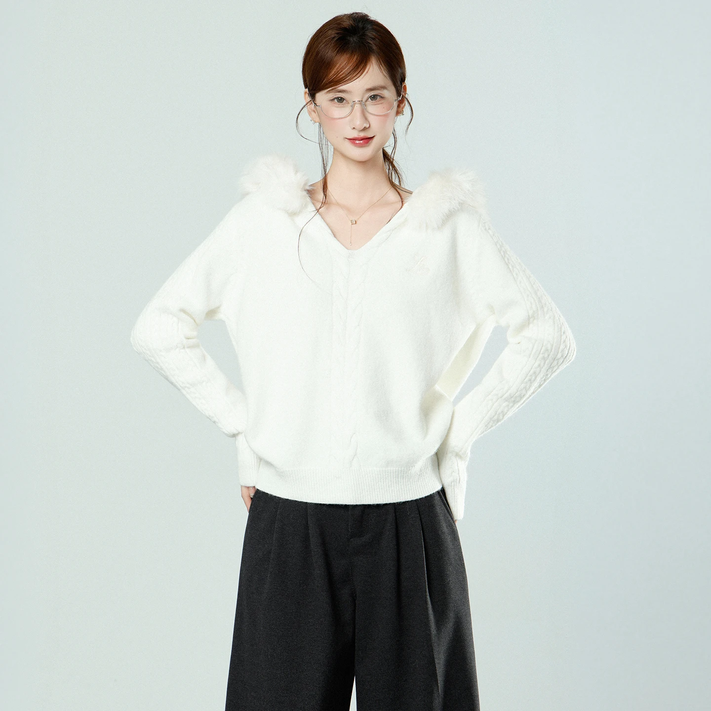 Maglione con cappuccio da donna con collo in pelliccia, nuovo design per la primavera/autunno, camicia lavorata a maglia con torsioni di pasta fritta e vestibilità slim