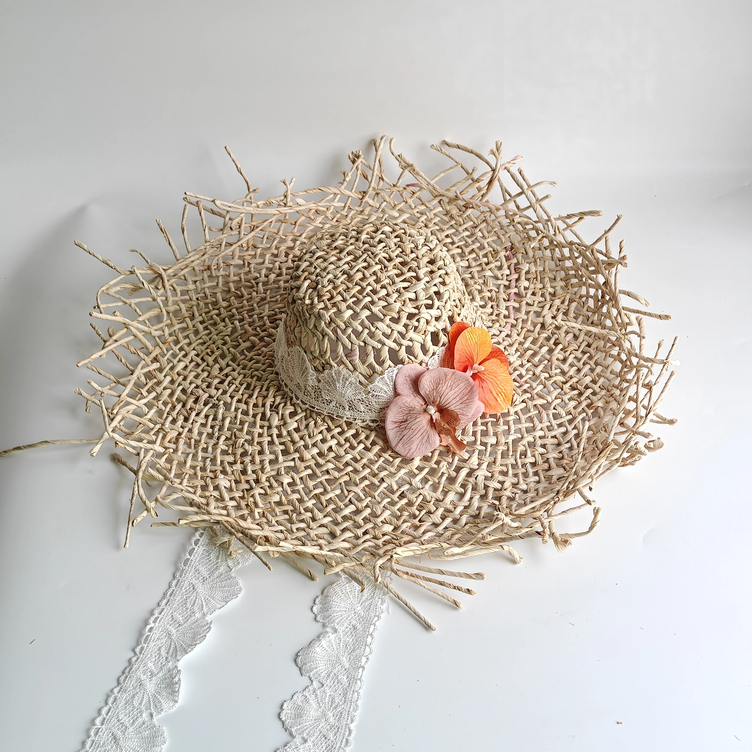 2026 Wide-brimmed Wtraw Corn Husk Hat Summer Beach Sun Hat with UV Protection Floral Accessories Openwork Design
