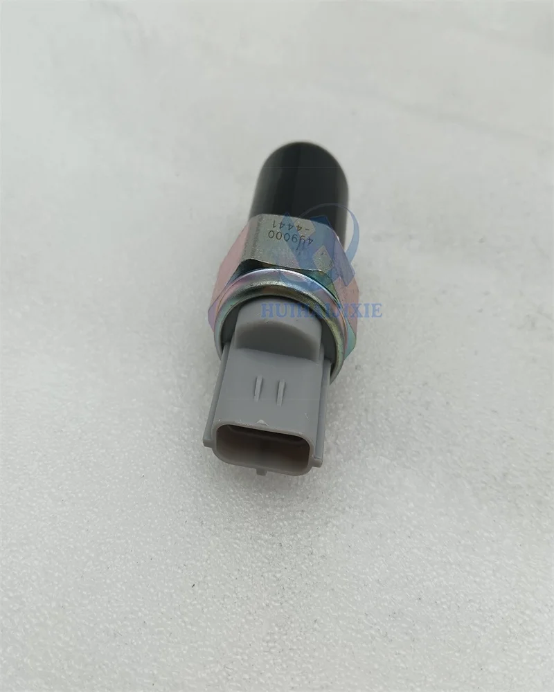 

Датчик давления в топливной рампе для строительной техники ND499000-4441 (для двигателей PC600-7, PC750-7, PC800-7, 6D140E)