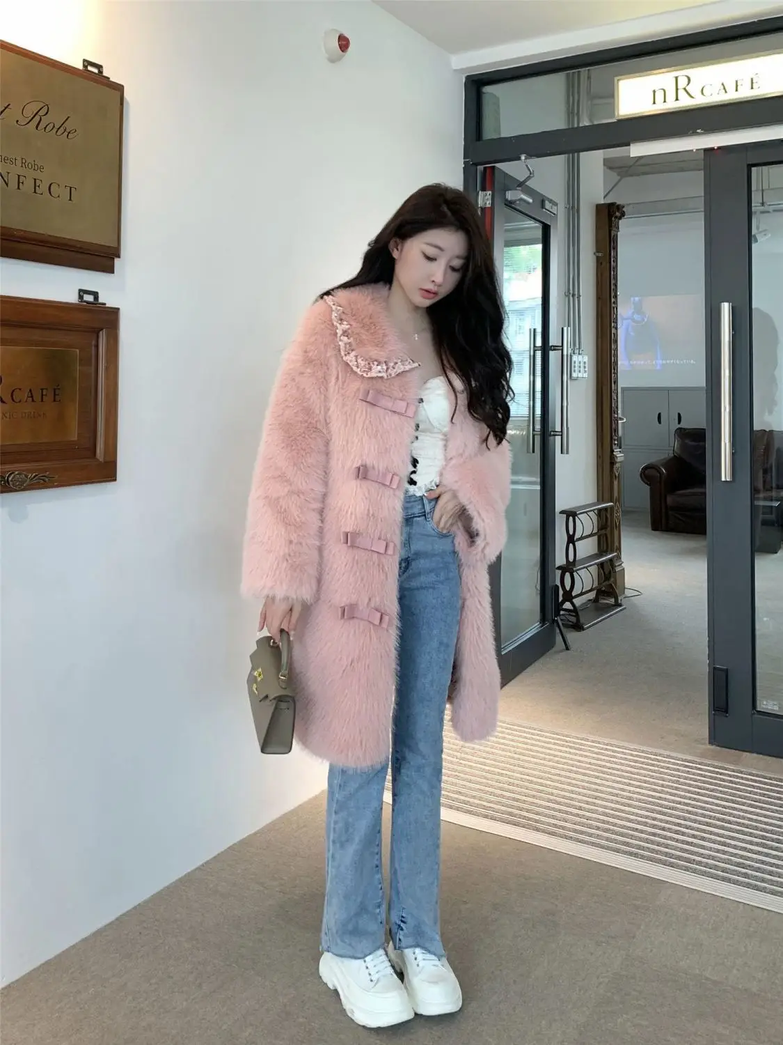 Corea cappotto di pelliccia imitazione di media lunghezza femminile inverno nuovo colletto Peter Pan a maniche lunghe cappotto di pelliccia addensato pelliccia integrata