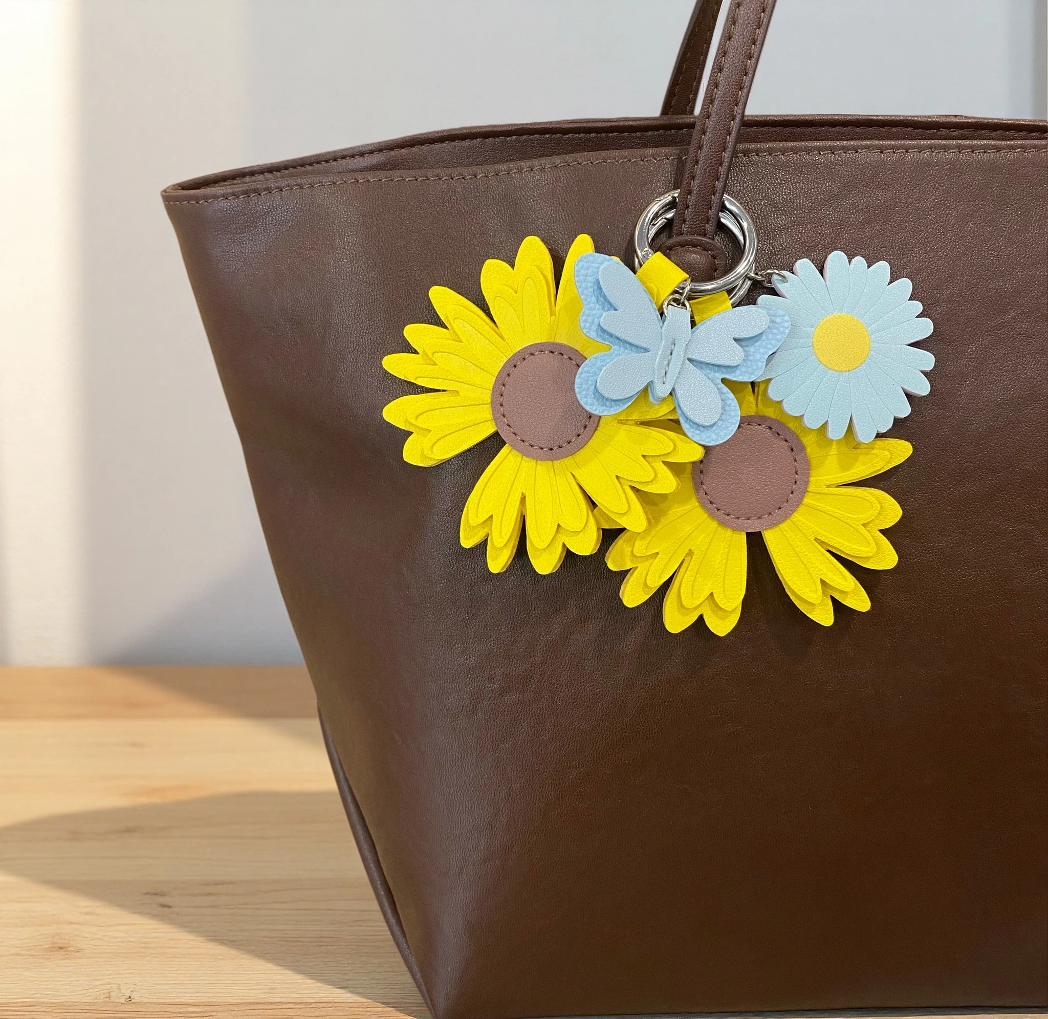 Yellow PU Leather Daisy Keychain Set, Cute Daisy Charms with Butterfly Pendant for Bags, Purses & Keys, Floral Bag Charm Gift