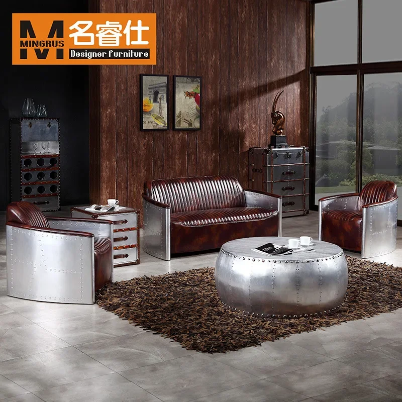 Divano medievale con rivetti spaziali