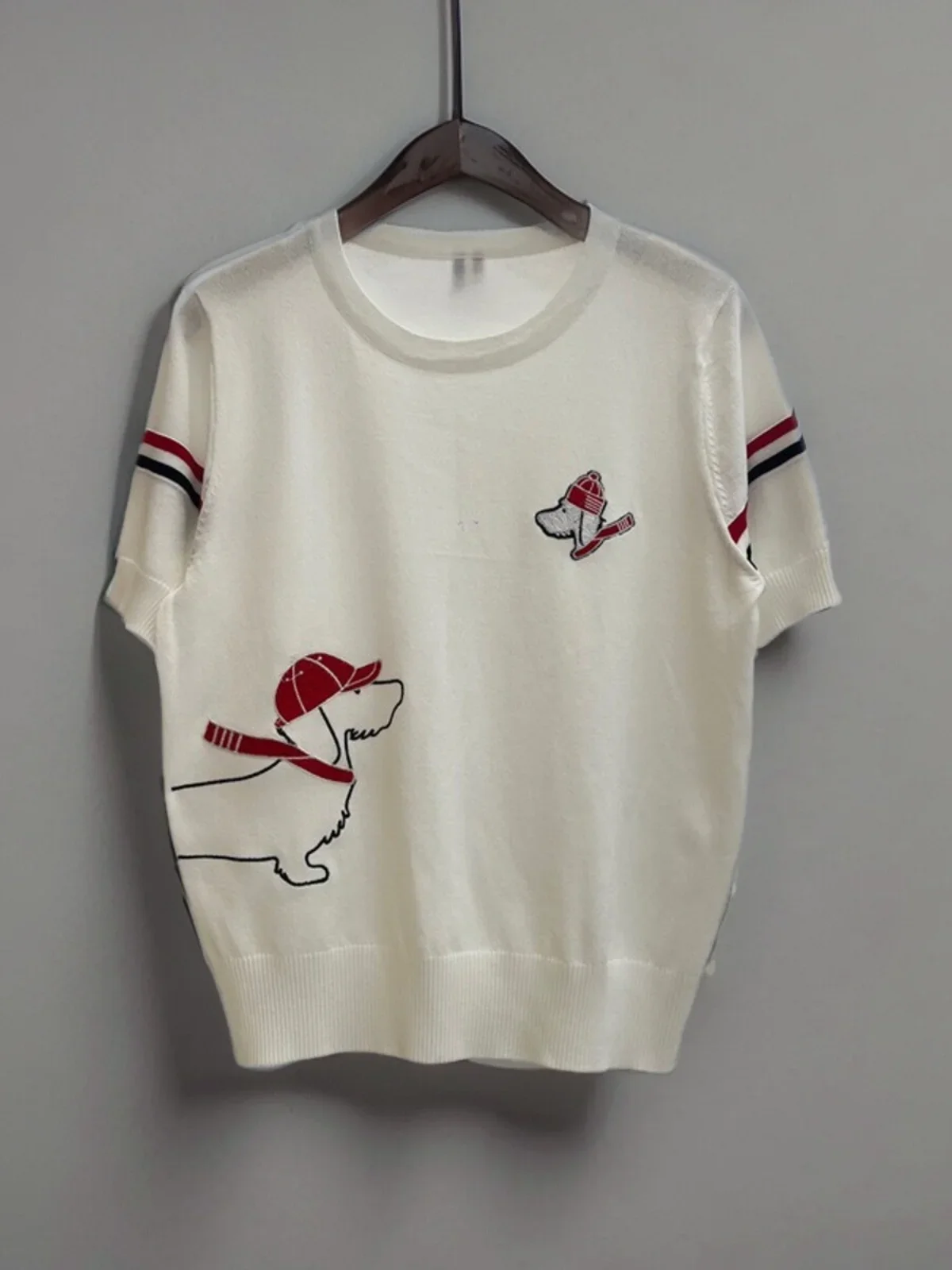 

Белые вязаные футболки для женщин, короткие рукава, белые кроп-топы, милая собака, красная шляпа, пуловер, футболки, женские рубашки, готика, kpop