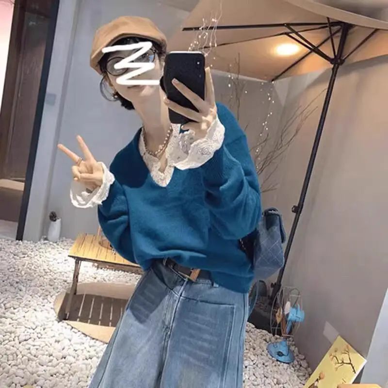 

V-neck lace hollow bottoming shirt women autumn winter layered sweater with artifact French royal sister style age-reducing tops