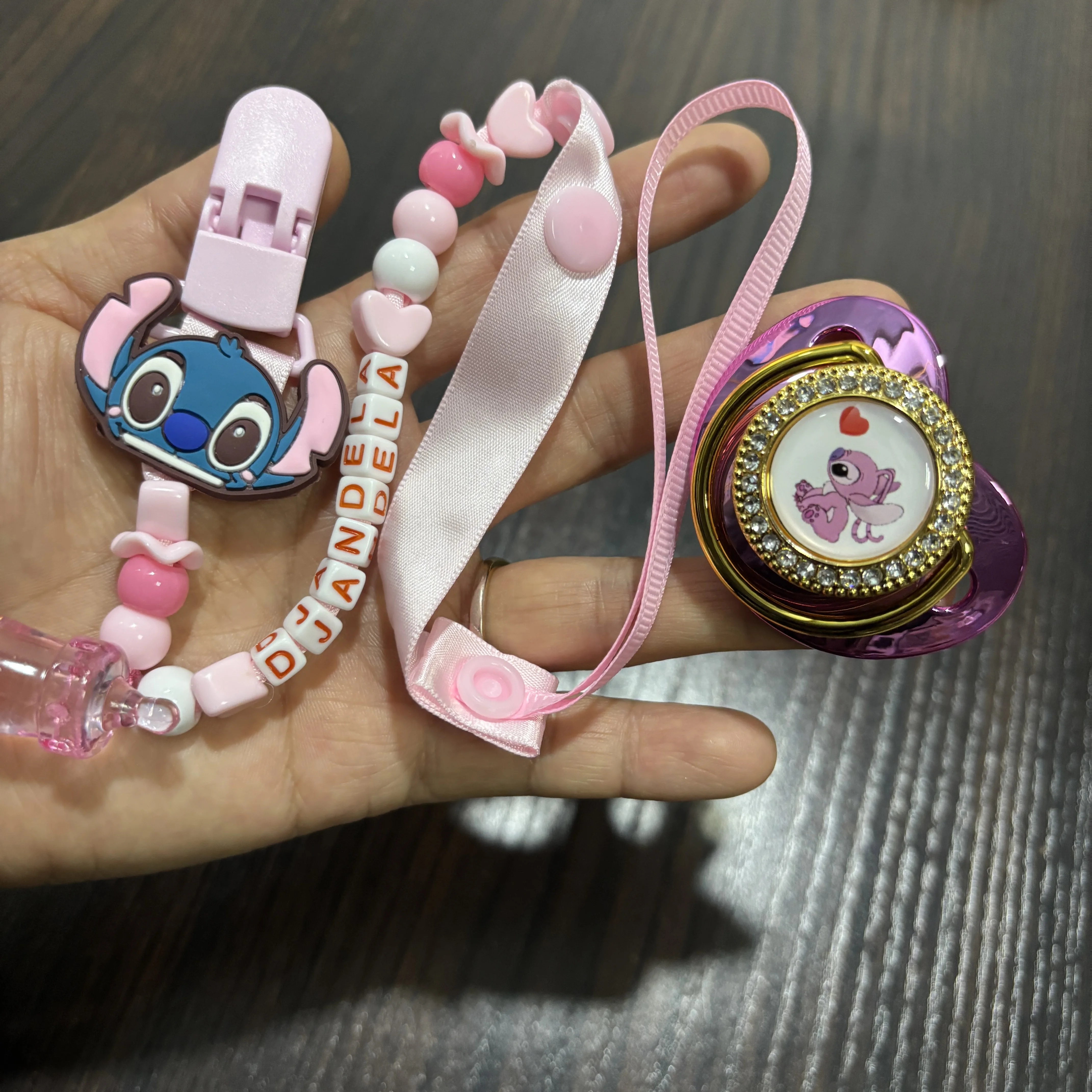 

Мягкая и очаровательная детская соска-пустышка в комплекте с соответствующей фиксирующей цепочкой, мягкая и безопасная для рта и десен малыша, идеально подходит для ежедневного использования.