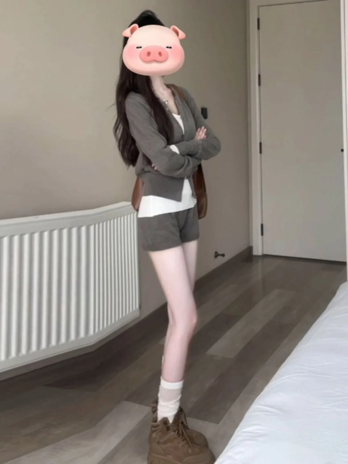 

Весенний модный комплект в корейском стиле: шикарный комплект из трех предметов, шорты с высокой талией, топ-футболка, удобная хлопковая футболка с V-образным вырезом и коротким рукавом.