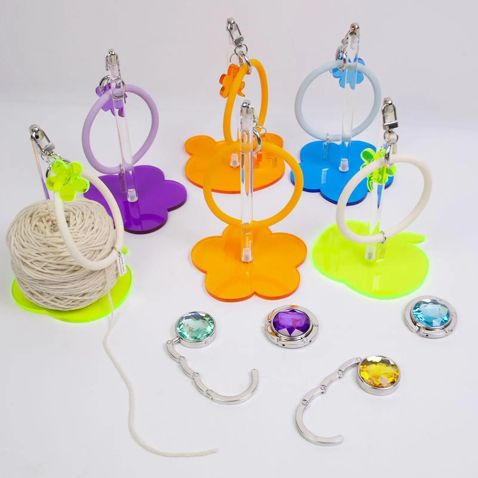 Rangement pratique pour fils et fils de couture, idéal pour les passionnés de bricolage et d'artisanat.